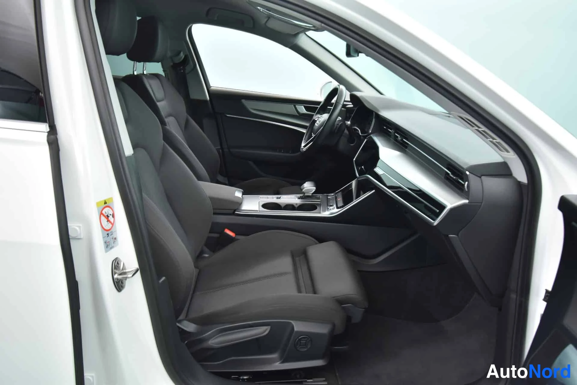 Valkoinen Audi A6 2021, ohjaamo, kuva 14