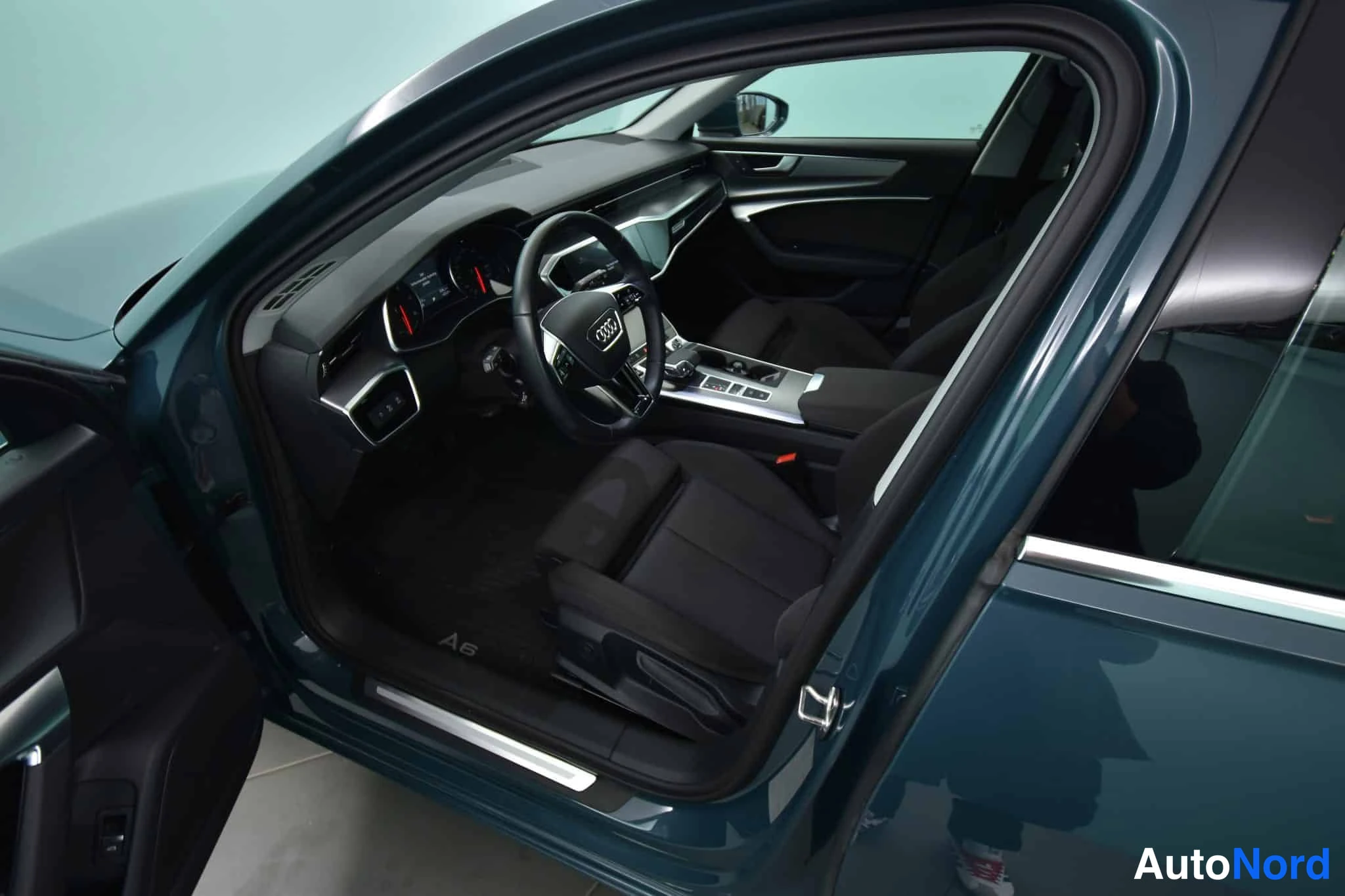 Vihreä Audi A6 2020, etuistuimet, kuva 12