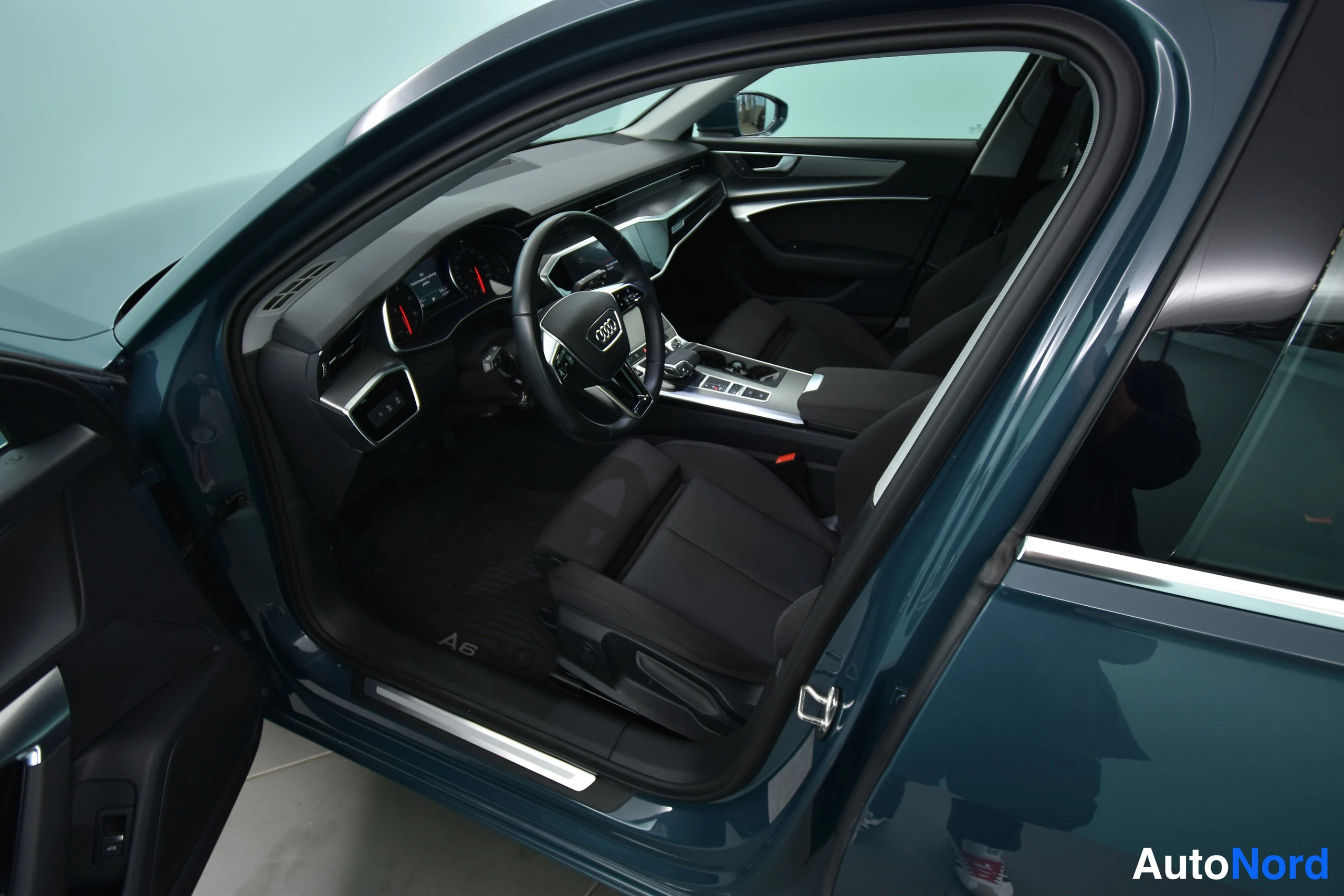 Vihreä Audi A6 2020, etuistuimet, kuva 13