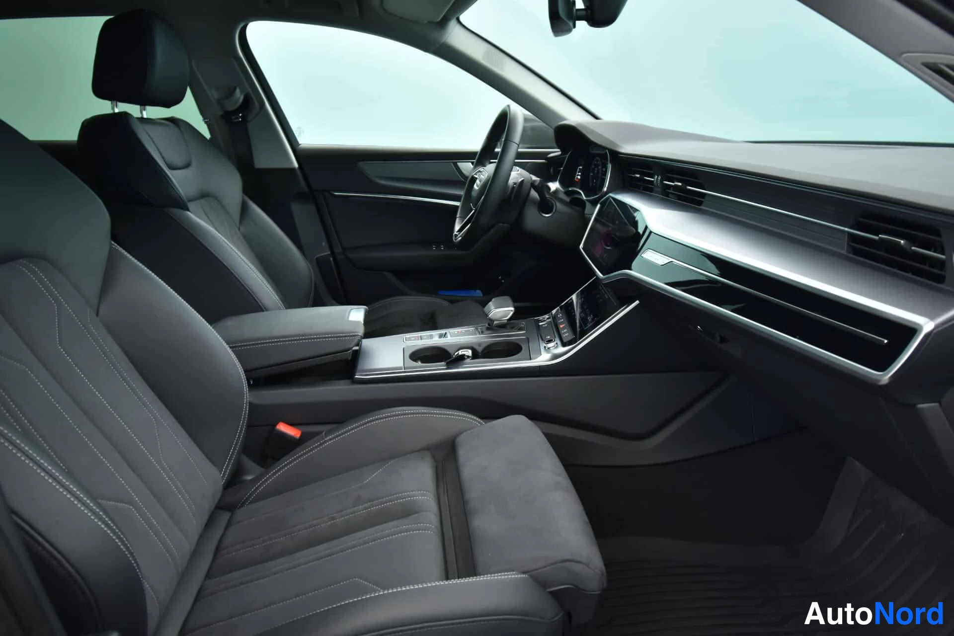 Harmaa Audi A6 2024, ohjaamo, kuva 14