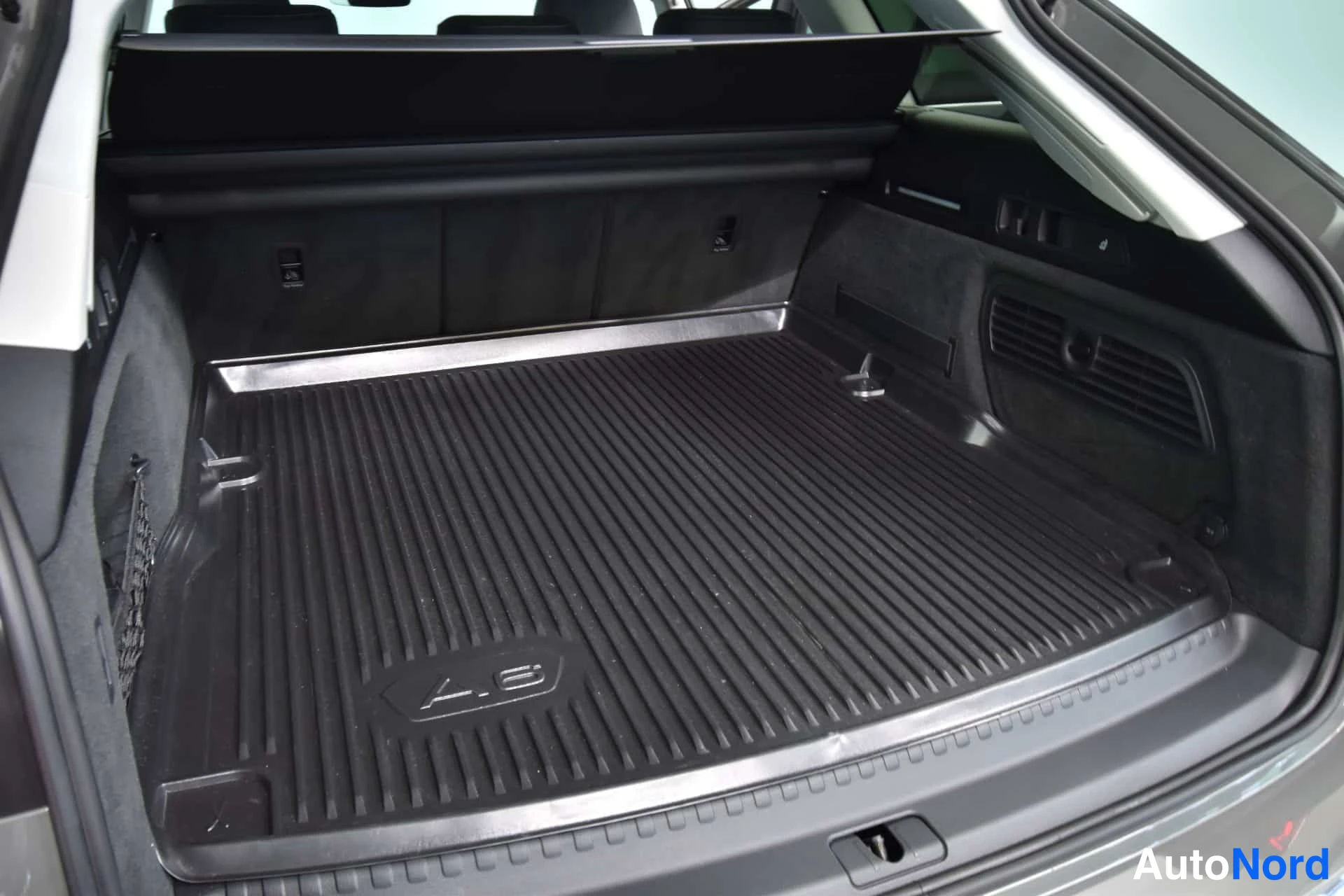 Harmaa Audi A6 2024, tavaratila, kuva 17
