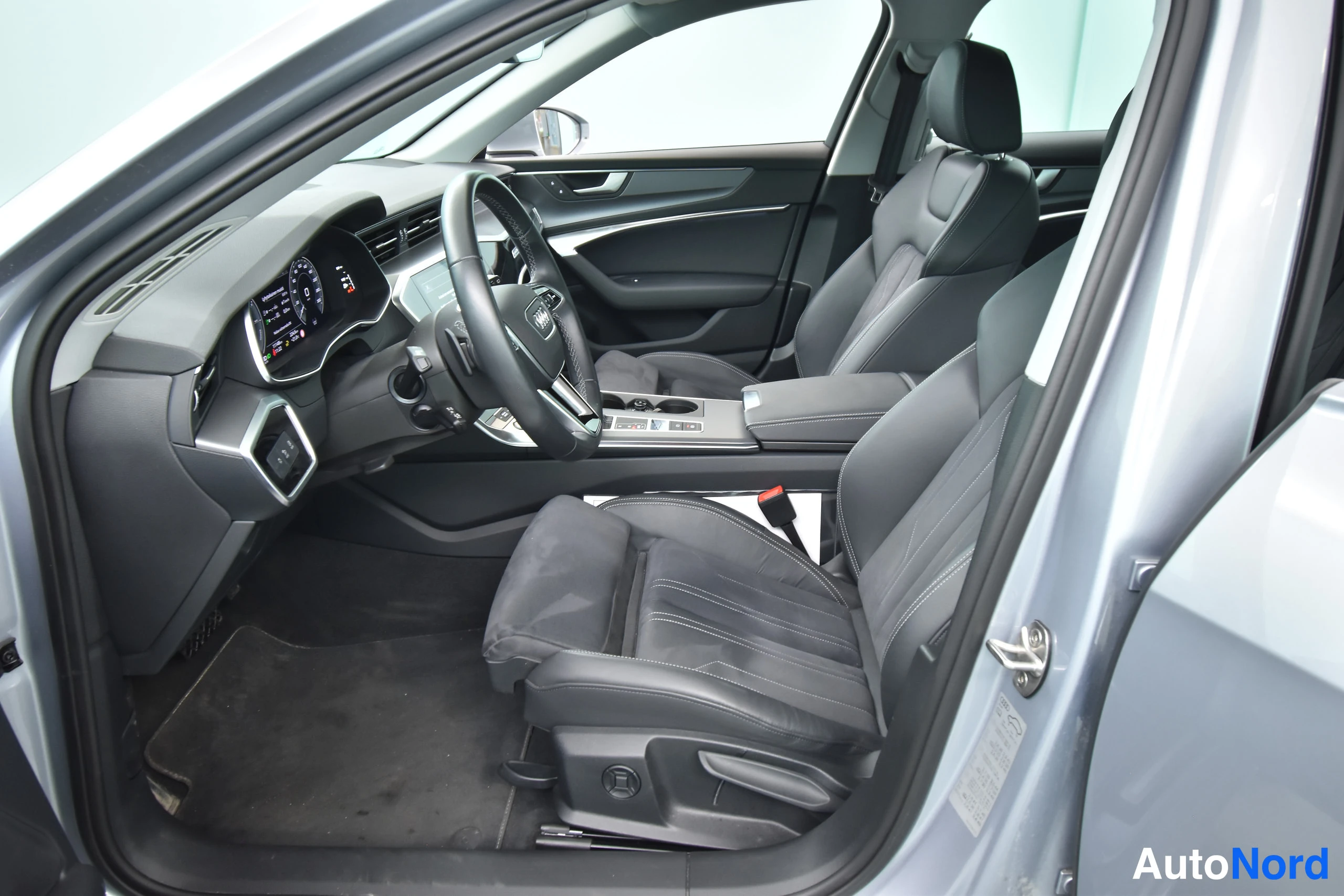 Hopea Audi A6 Avant 2024, ohjaamo, kuva 18