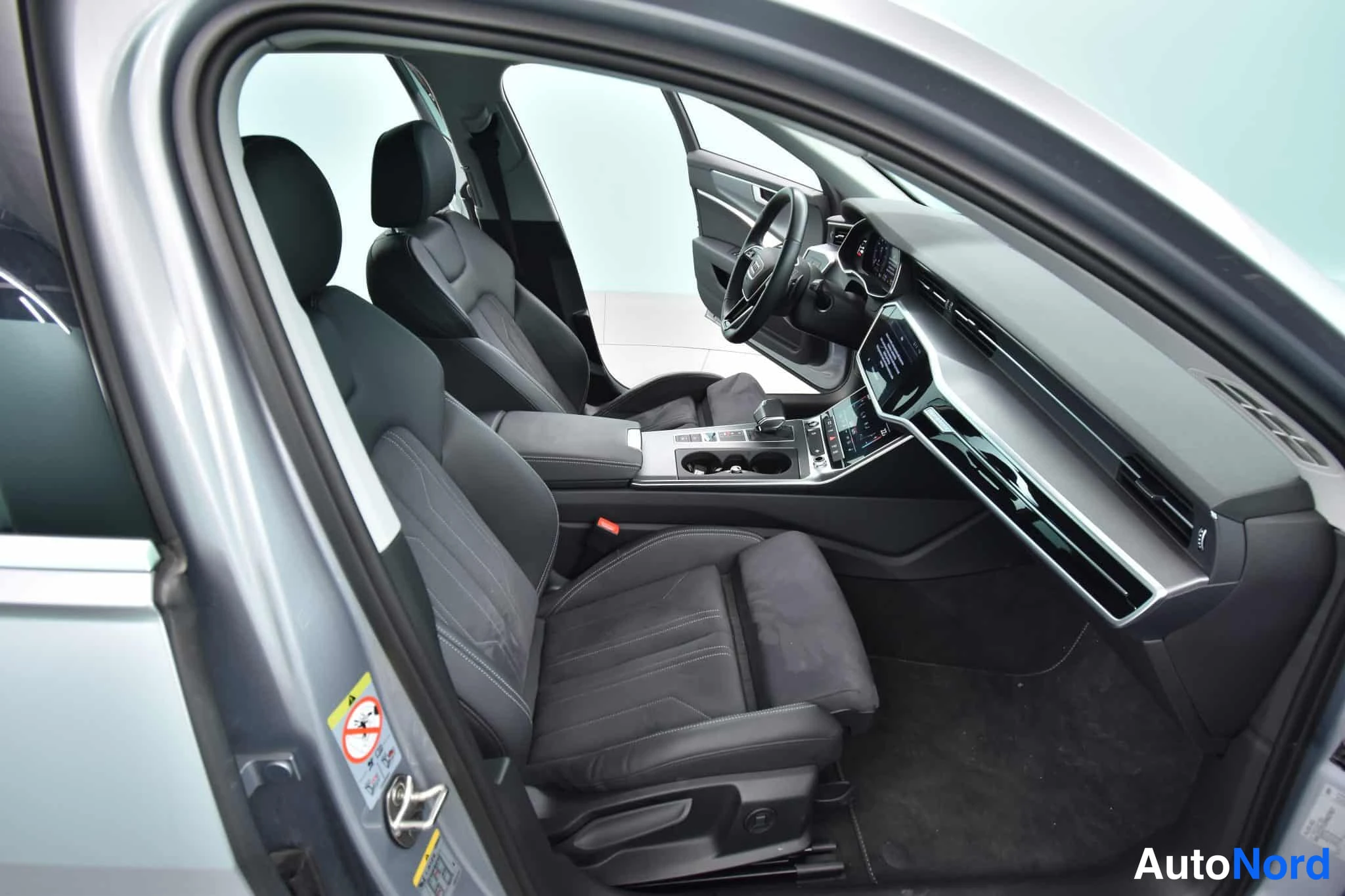 Hopea Audi A6 Avant 2024, ohjaamo, kuva 19