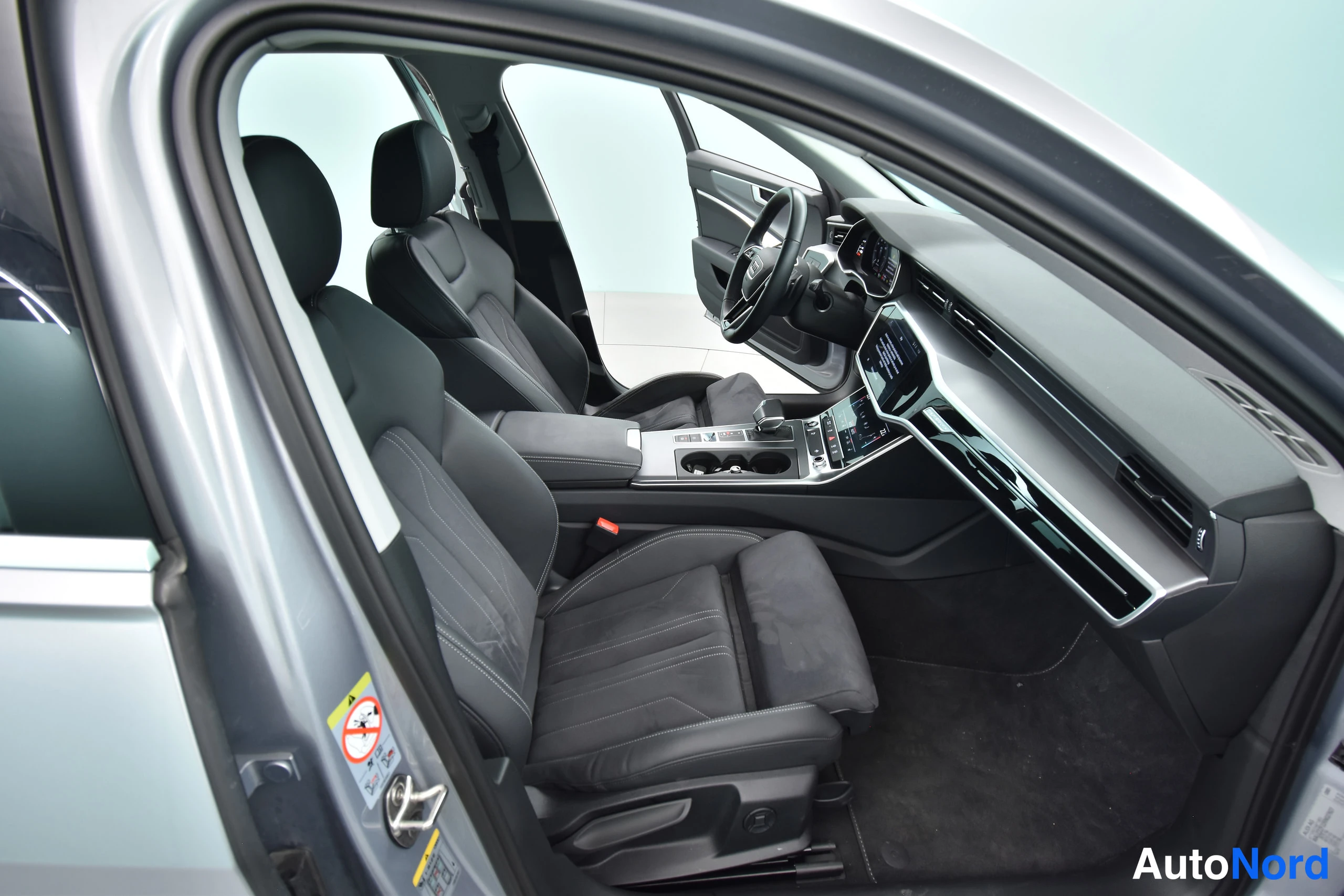 Hopea Audi A6 Avant 2024, ohjaamo, kuva 20