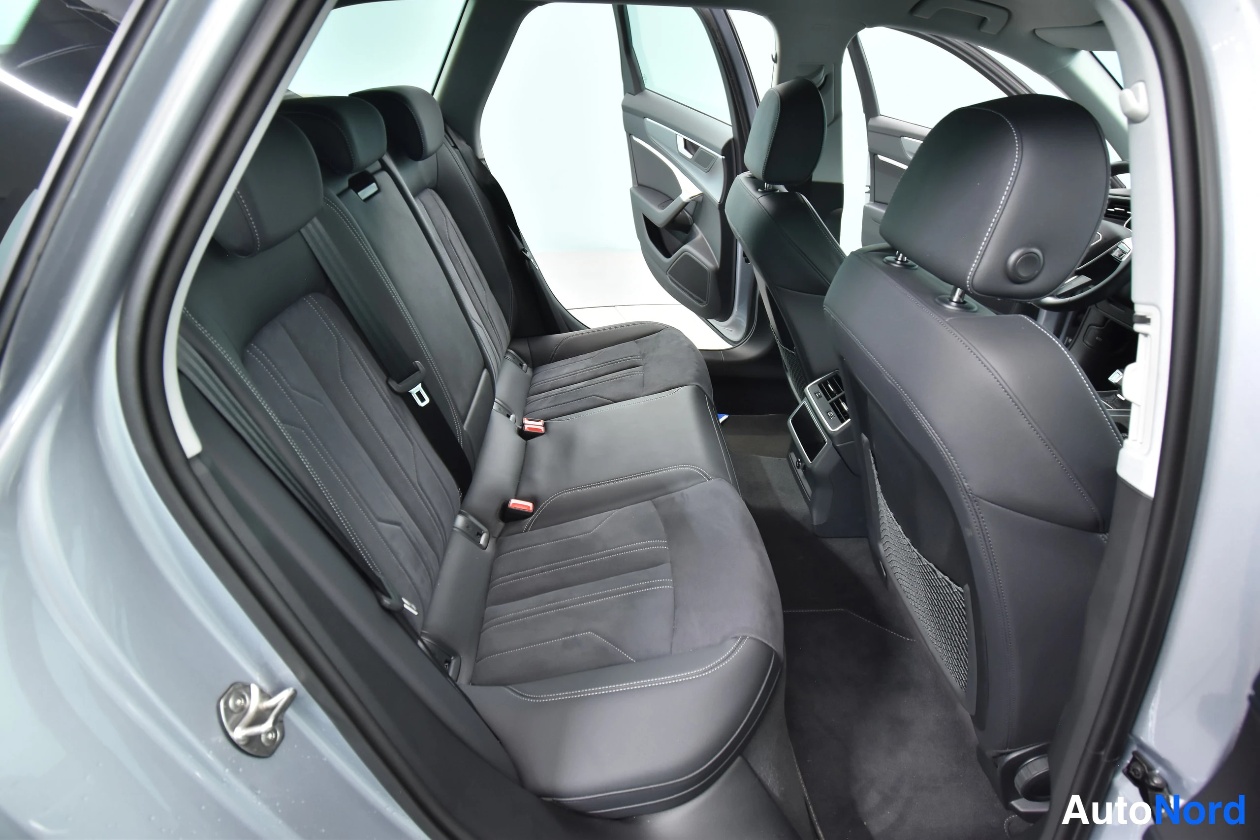 Hopea Audi A6 Avant 2024, takaistuimet, kuva 28
