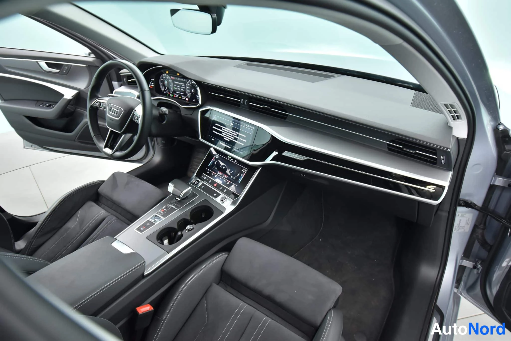 Hopea Audi A6 Avant 2024, ohjaamo, kuva 26