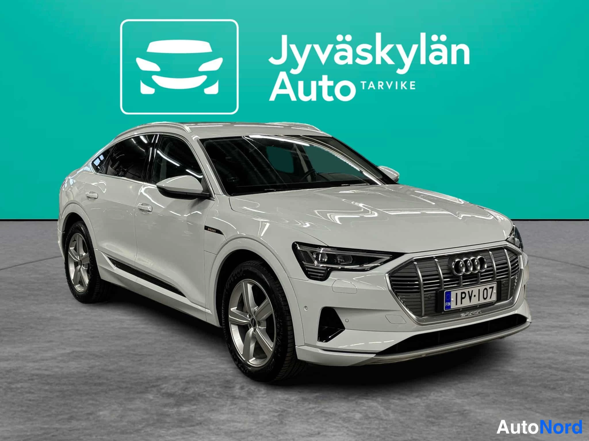 Valkoinen Audi e-tron 2022, etuviisto, keula oikealle, kuva 2