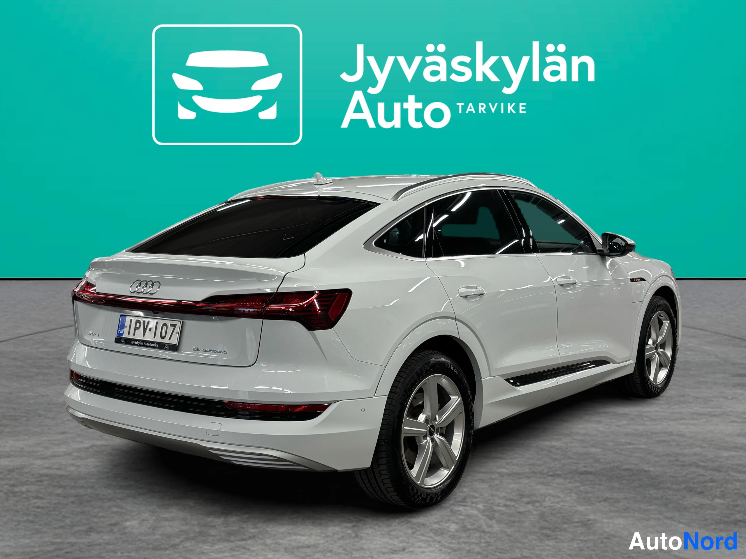 Valkoinen Audi e-tron 2022, takaviisto, kuva 10