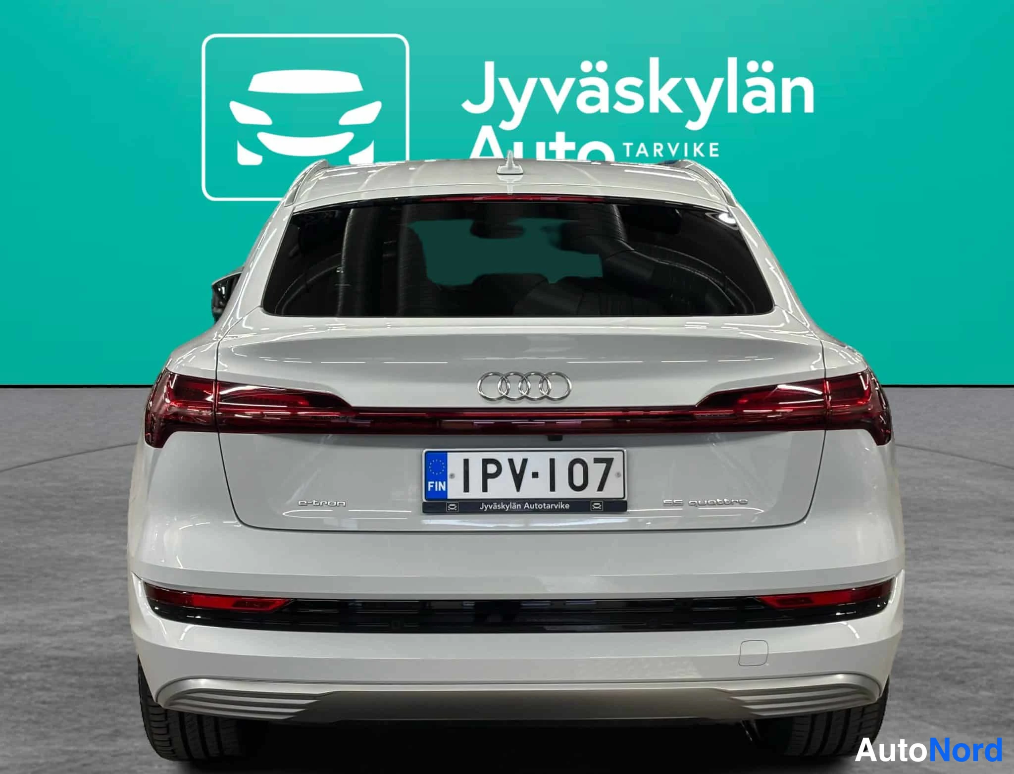 Valkoinen Audi e-tron 2022, takaa, kuva 13