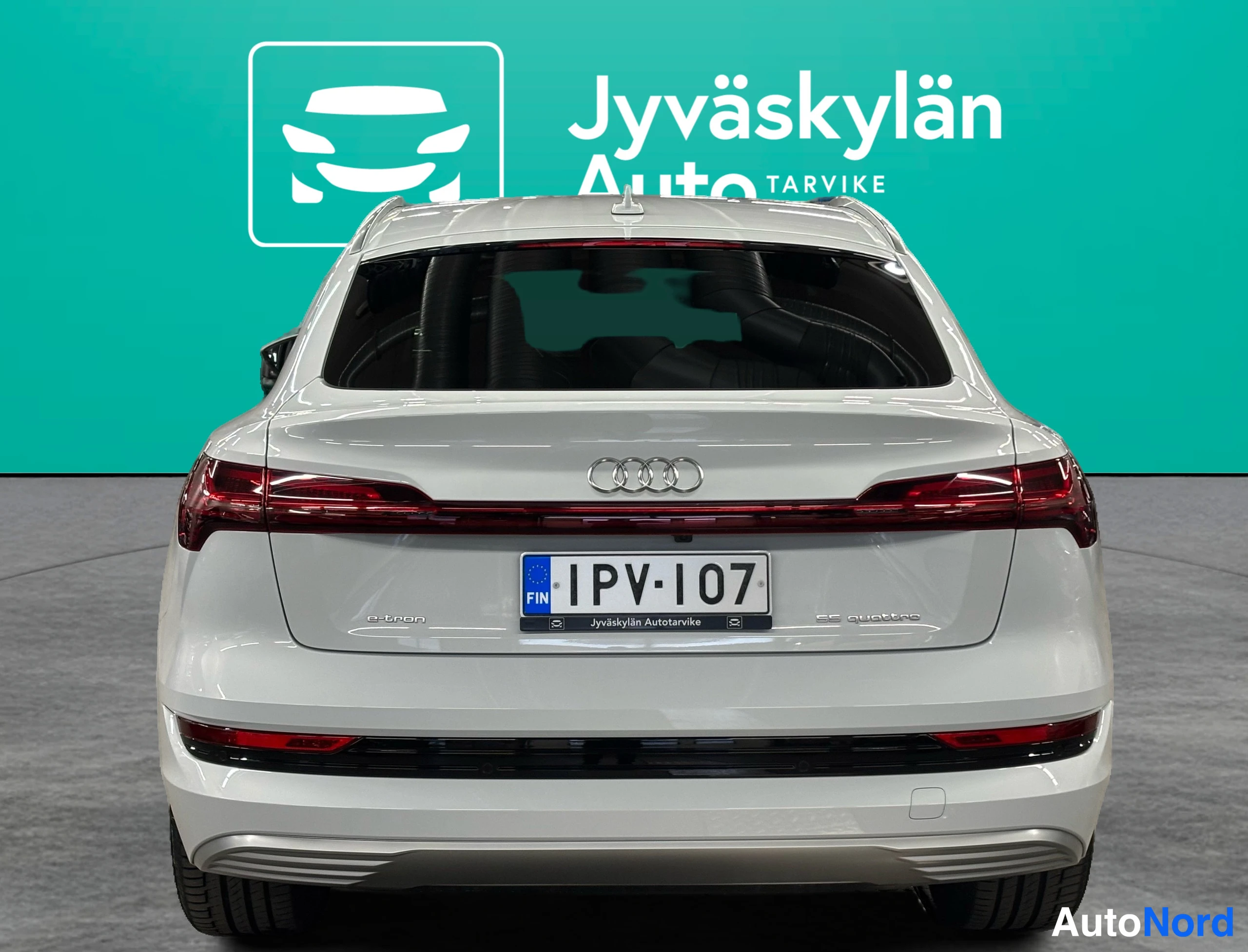 Valkoinen Audi e-tron 2022, takaa, kuva 12