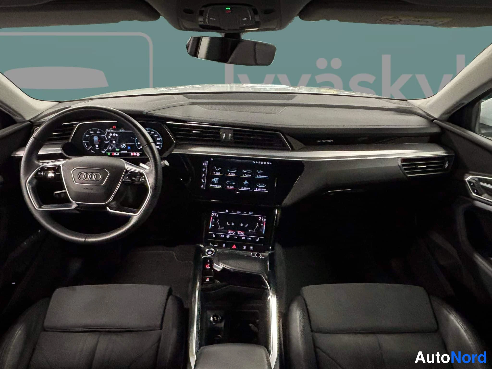 Valkoinen Audi e-tron 2022, ohjaamo, kuva 14