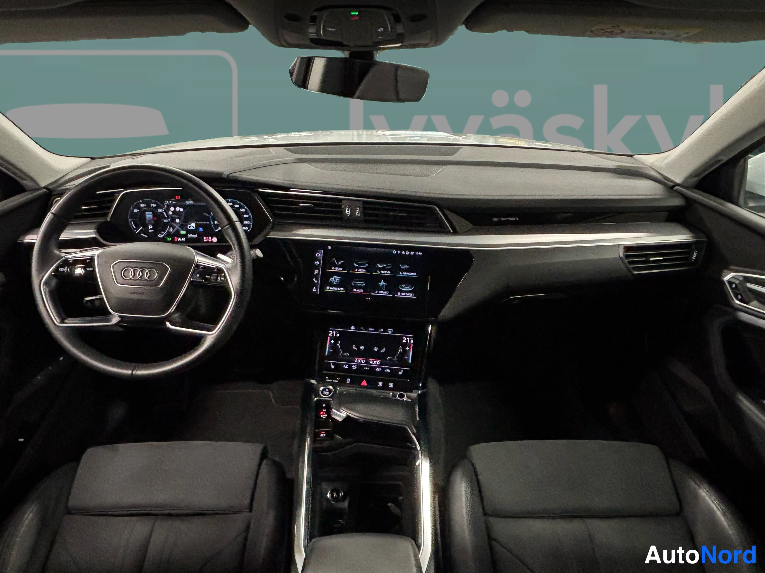 Valkoinen Audi e-tron 2022, ohjaamo, kuva 15