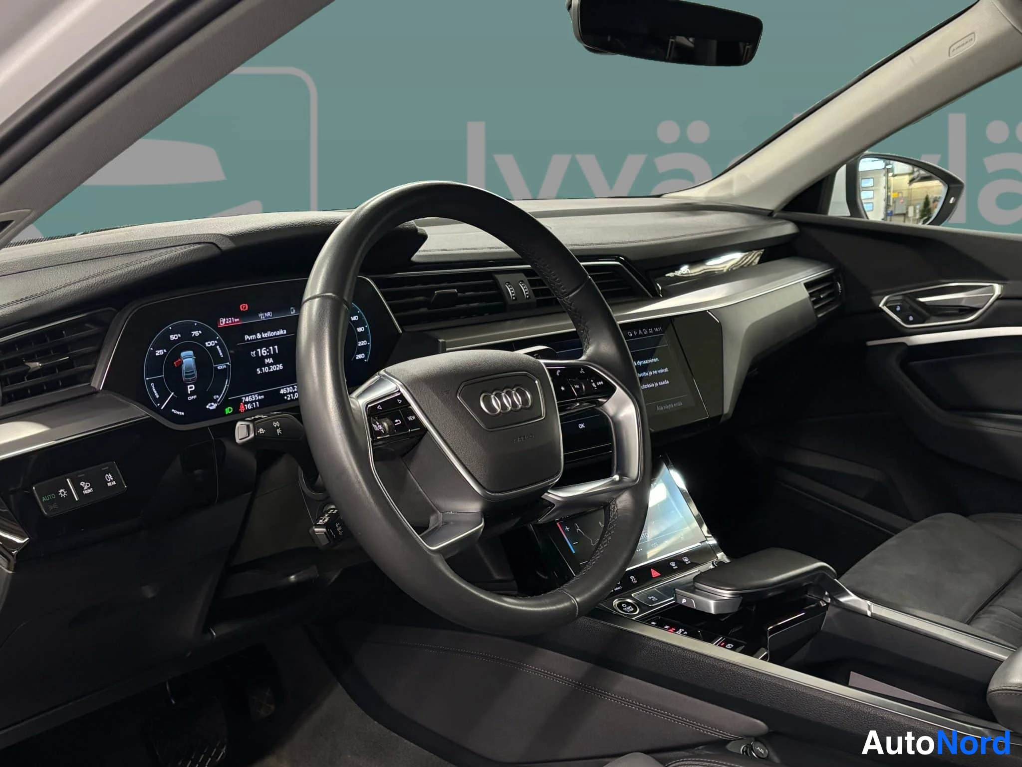 Valkoinen Audi e-tron 2022, ohjaamo, kuva 16