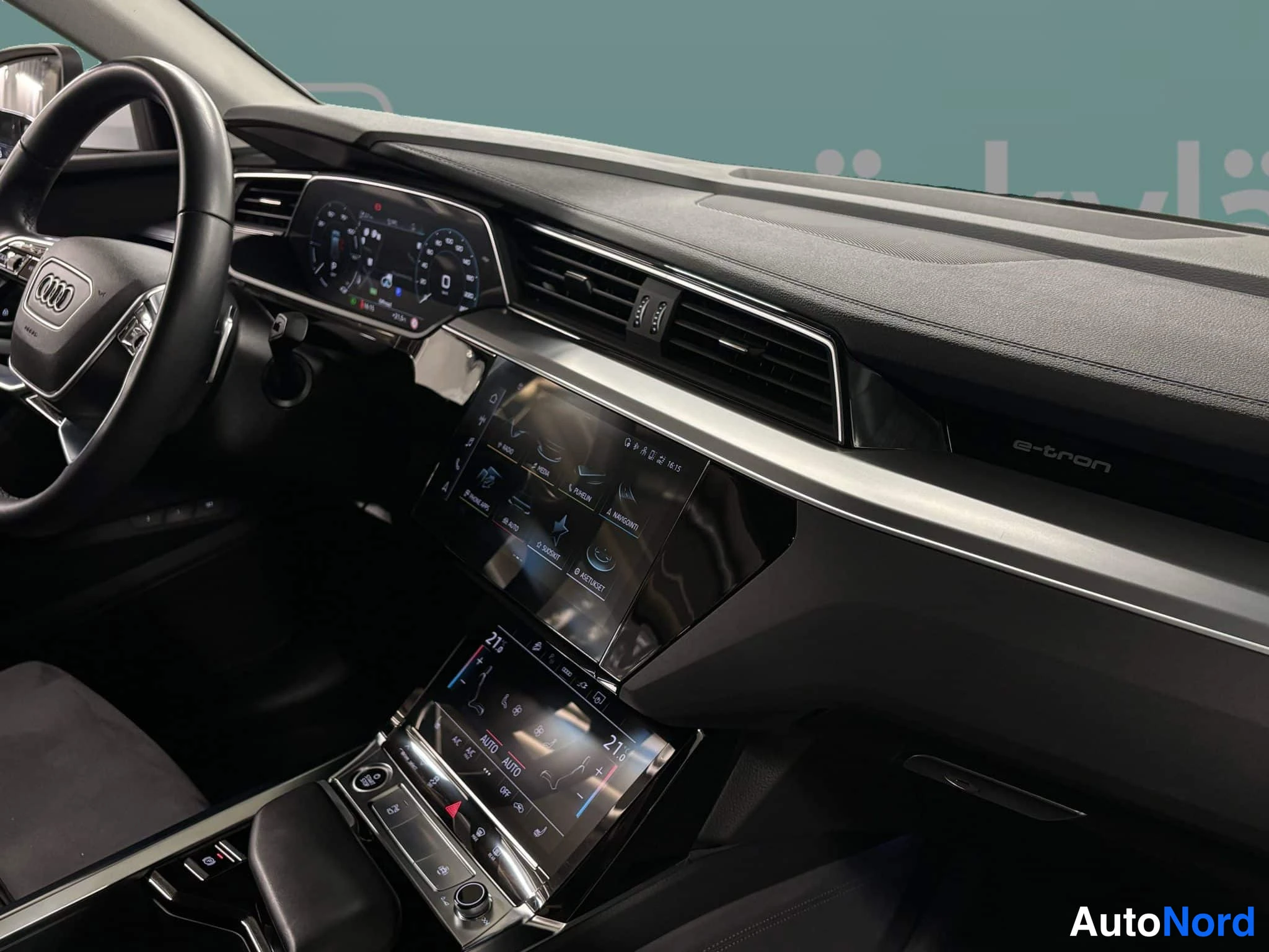 Valkoinen Audi e-tron 2022, ohjaamo, kuva 18