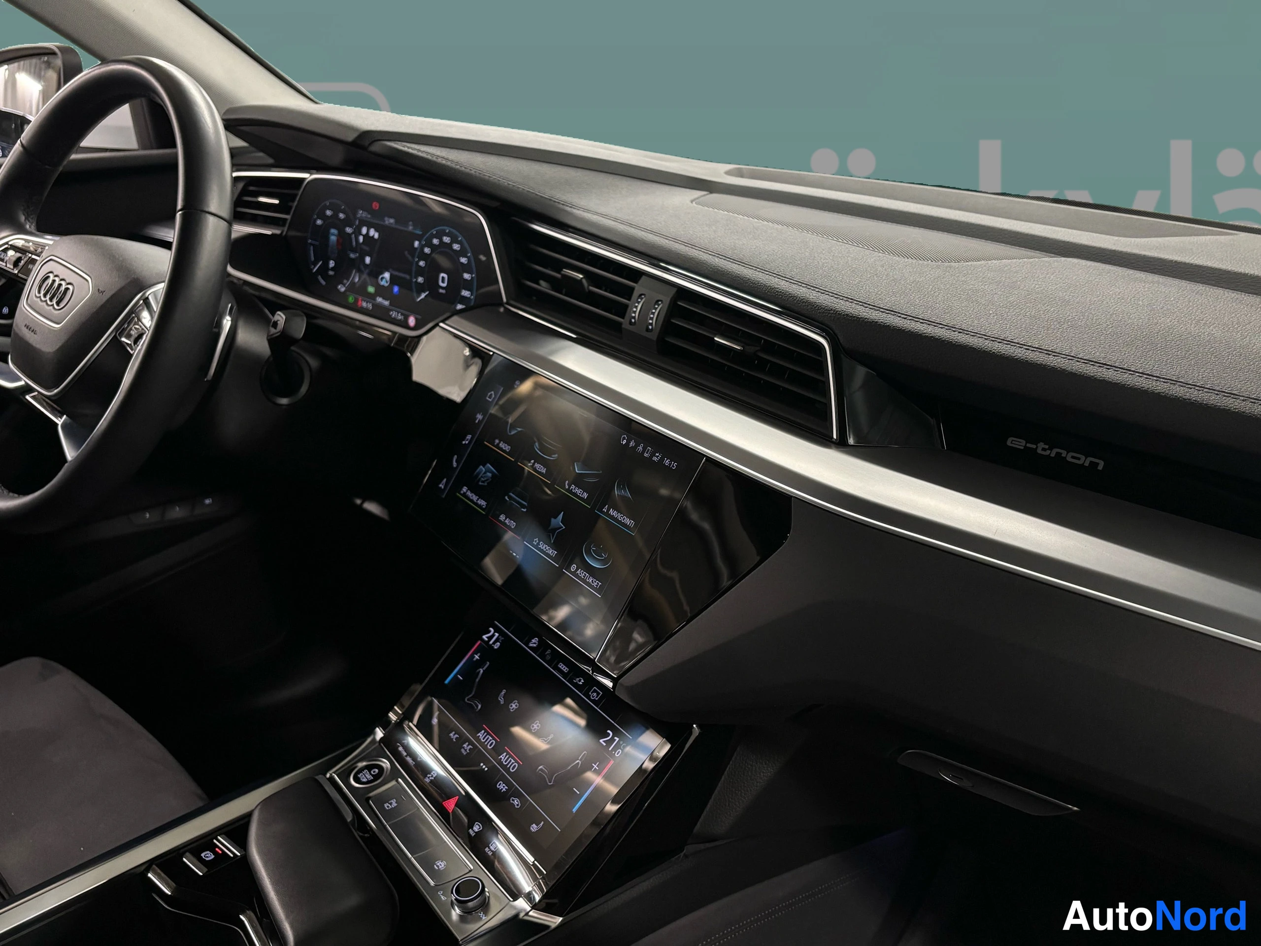 Valkoinen Audi e-tron 2022, ohjaamo, kuva 19