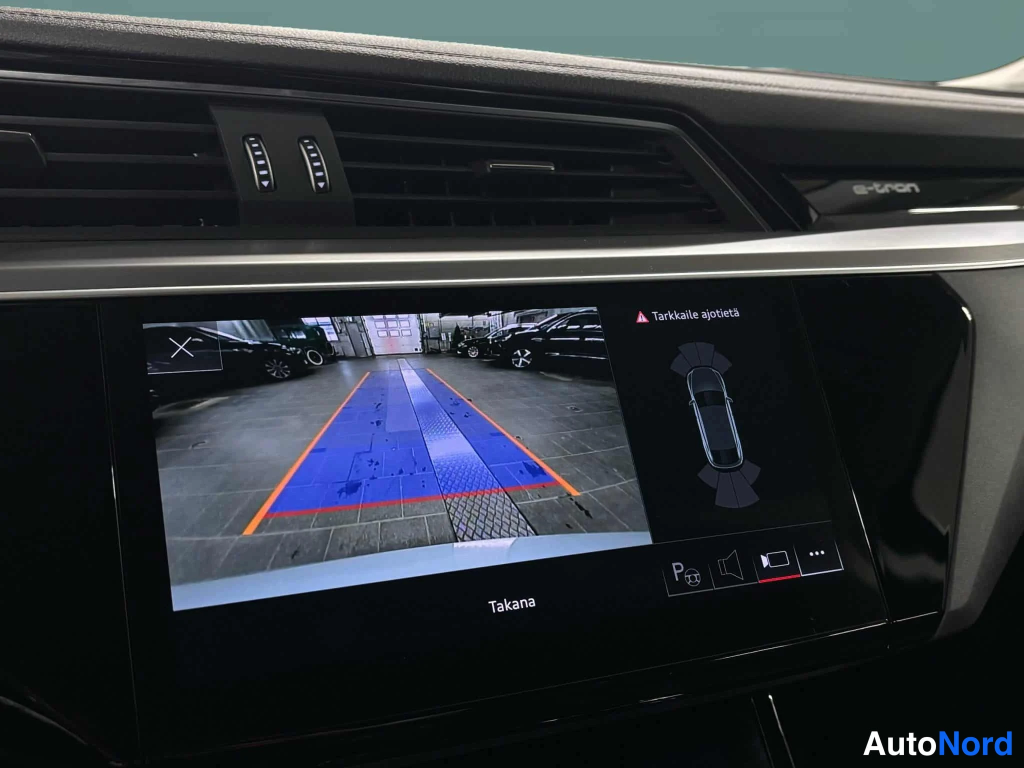 Valkoinen Audi e-tron 2022, ohjaamo, kuva 20