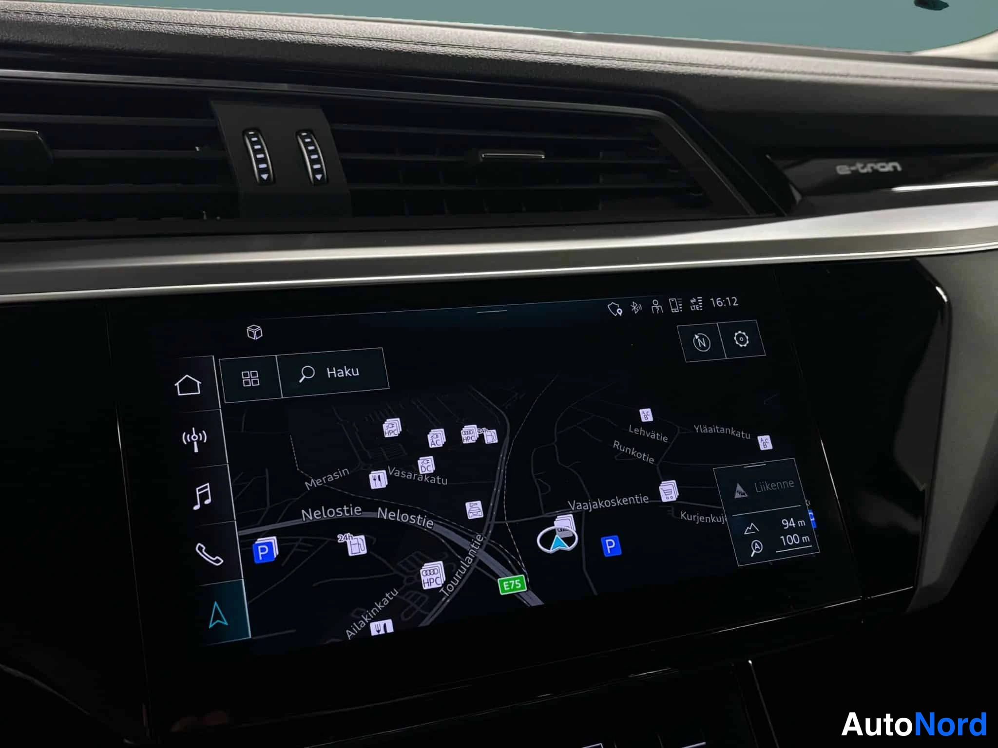 Valkoinen Audi e-tron 2022, ohjaamo, kuva 21
