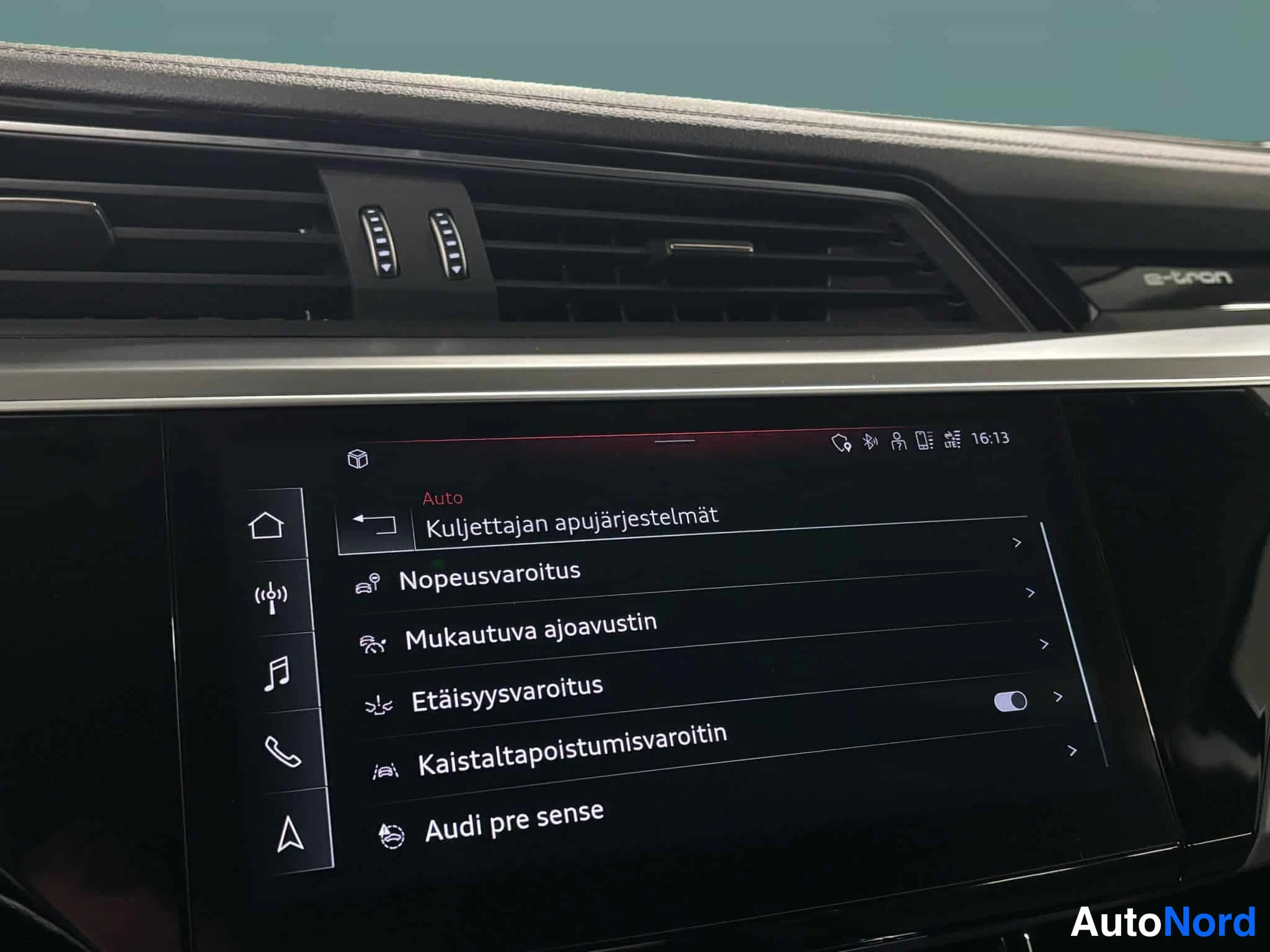 Valkoinen Audi e-tron 2022, yksityiskohta, kuva 33