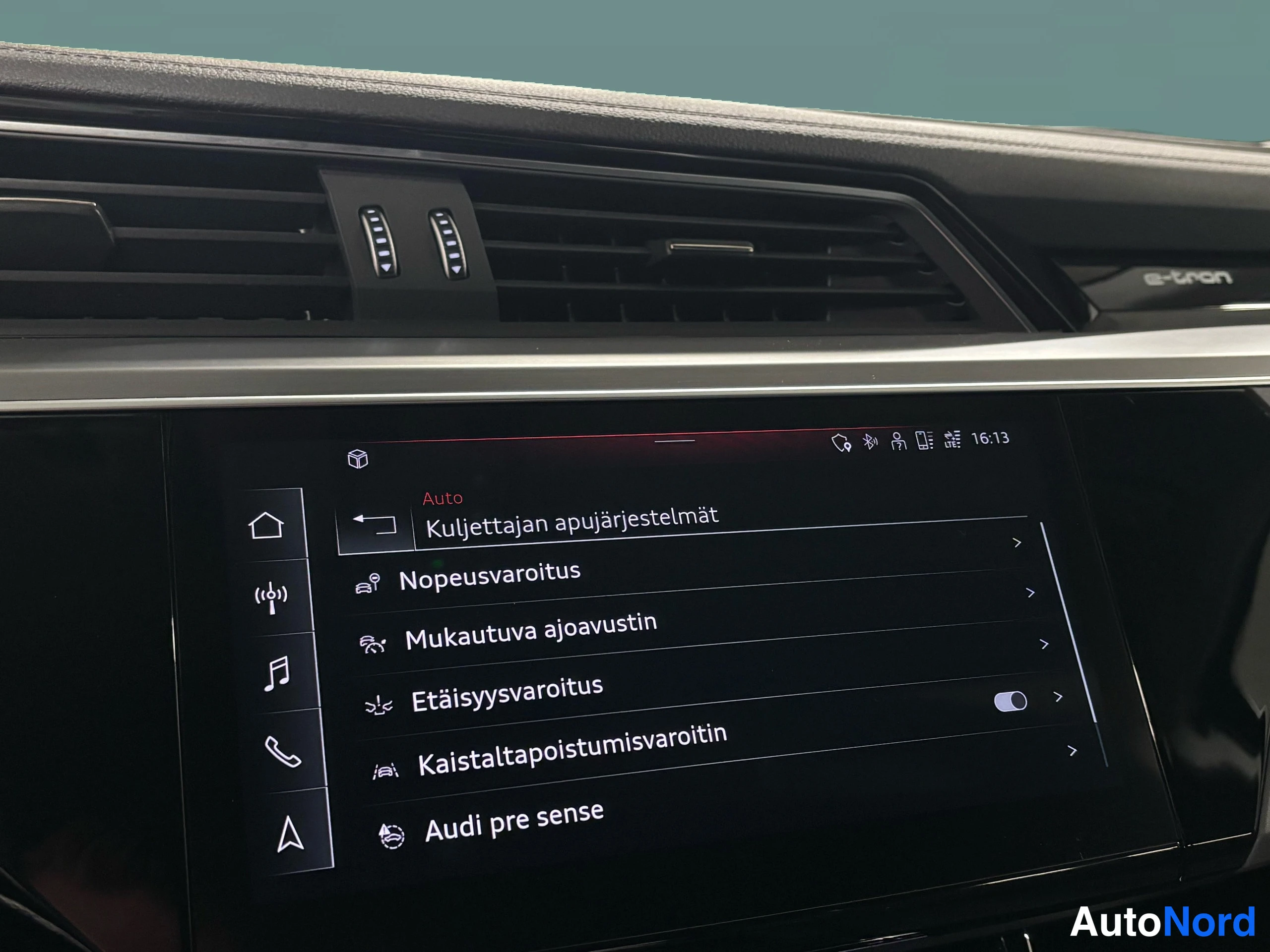 Valkoinen Audi e-tron 2022, yksityiskohta, kuva 34
