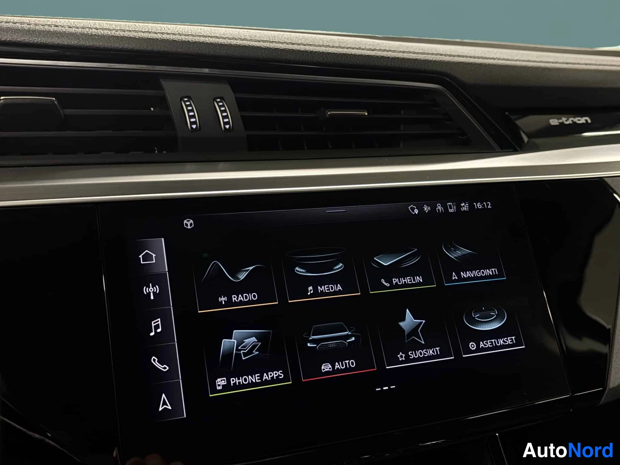 Valkoinen Audi e-tron 2022, yksityiskohta, kuva 35