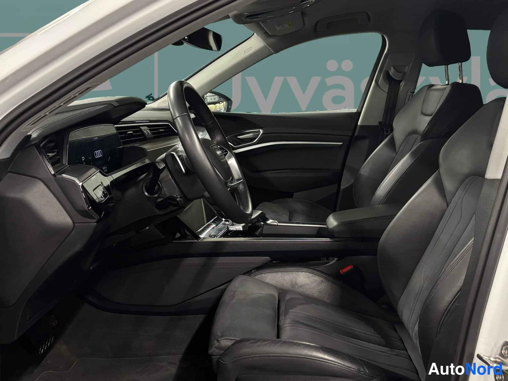 Valkoinen Audi e-tron 2022, ohjaamo, kuva 22