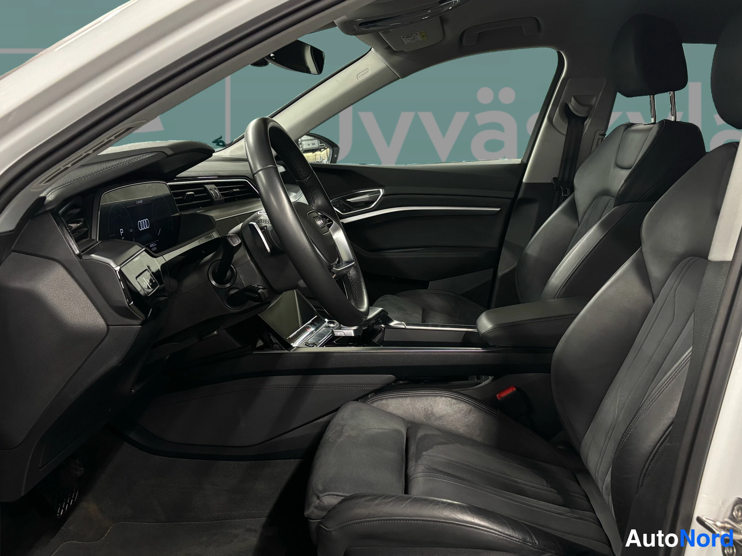 Valkoinen Audi e-tron 2022, ohjaamo, kuva 23