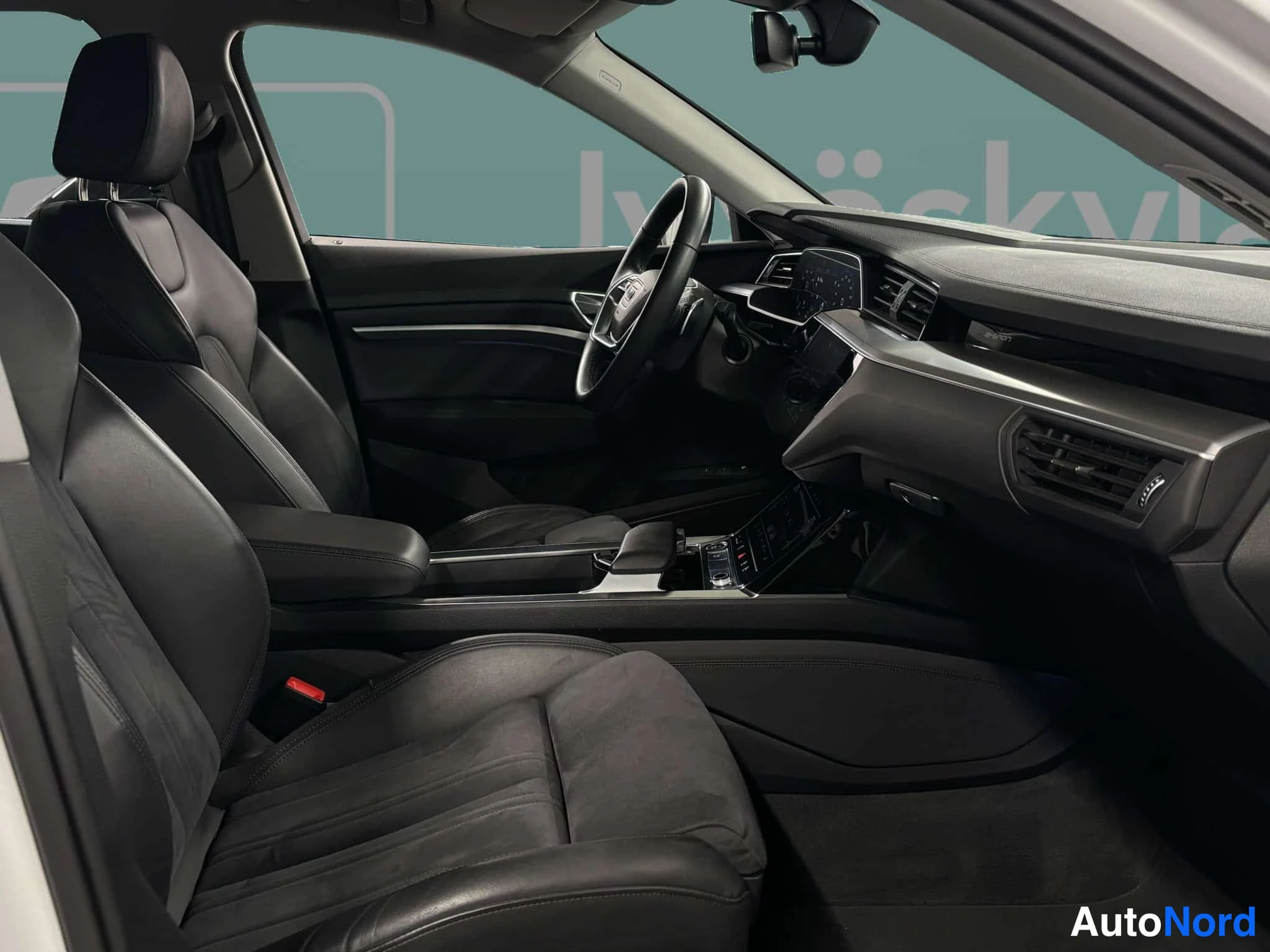 Valkoinen Audi e-tron 2022, ohjaamo, kuva 24