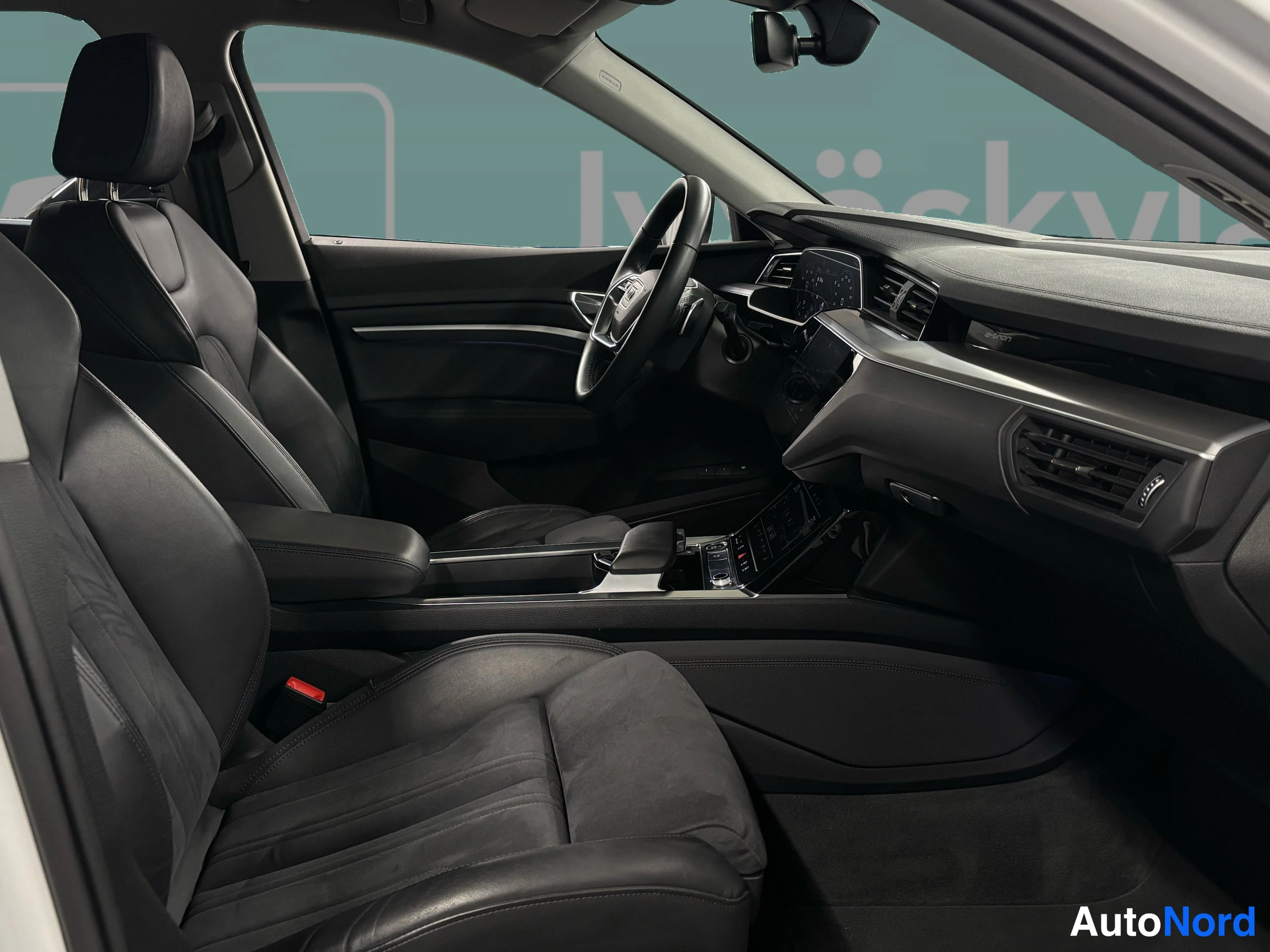 Valkoinen Audi e-tron 2022, ohjaamo, kuva 25
