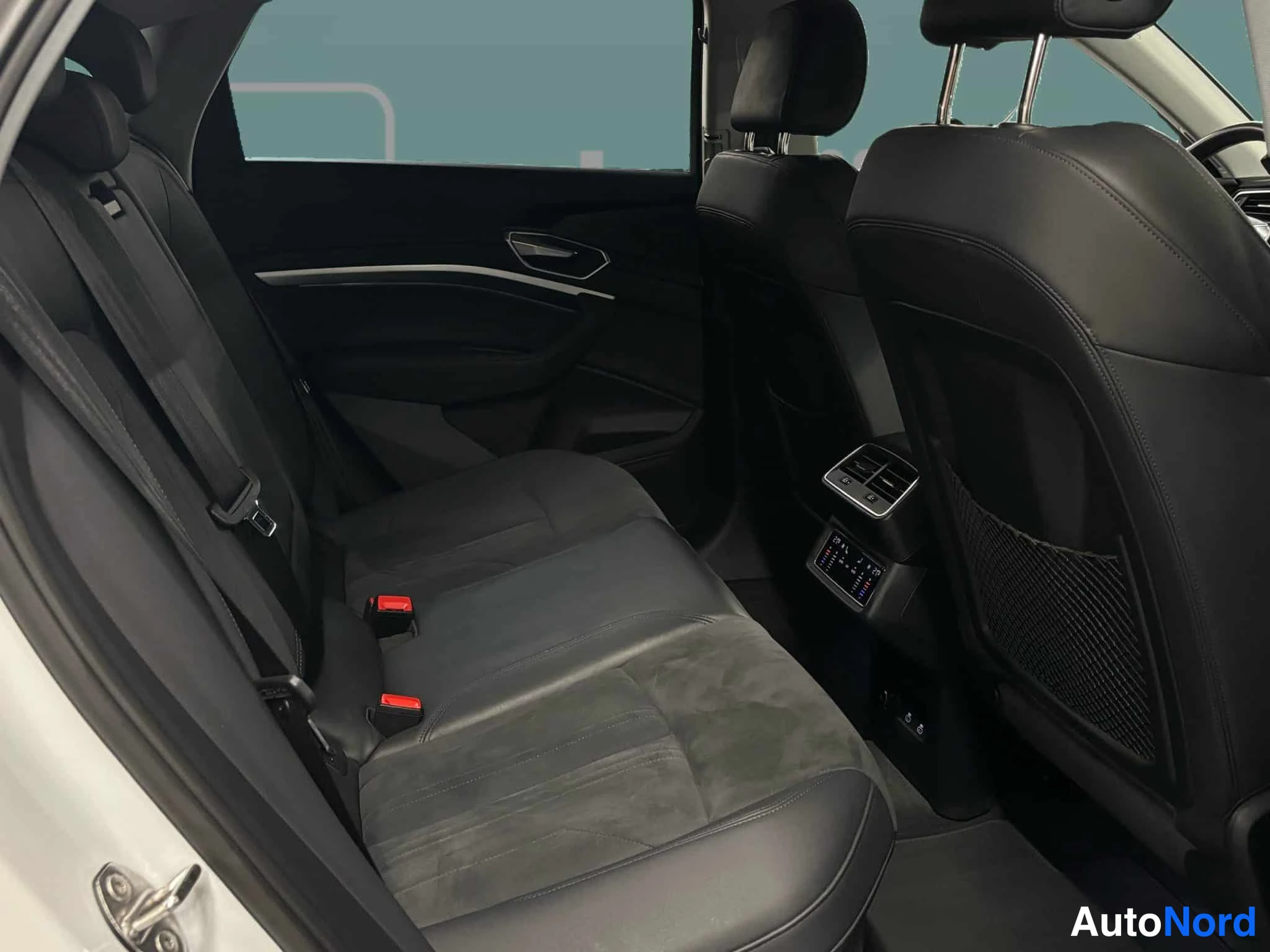 Valkoinen Audi e-tron 2022, takaistuimet, kuva 29