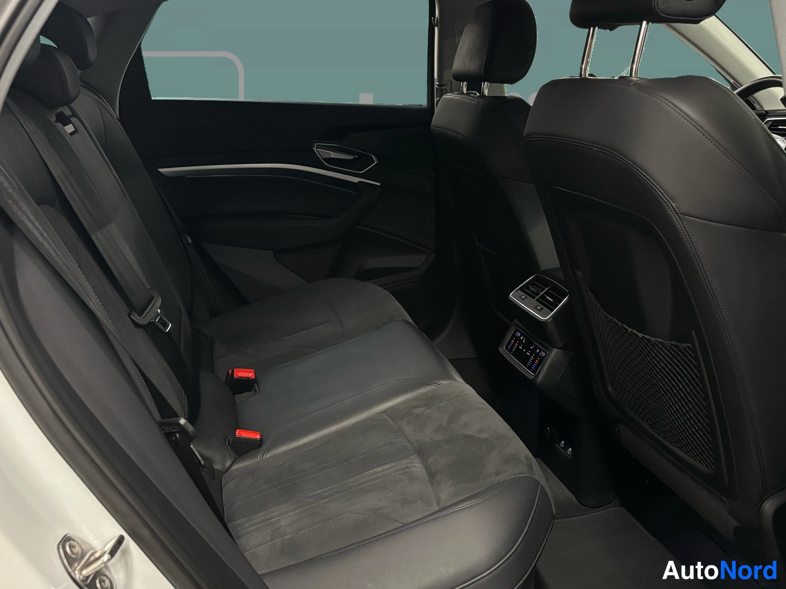 Valkoinen Audi e-tron 2022, takaistuimet, kuva 26