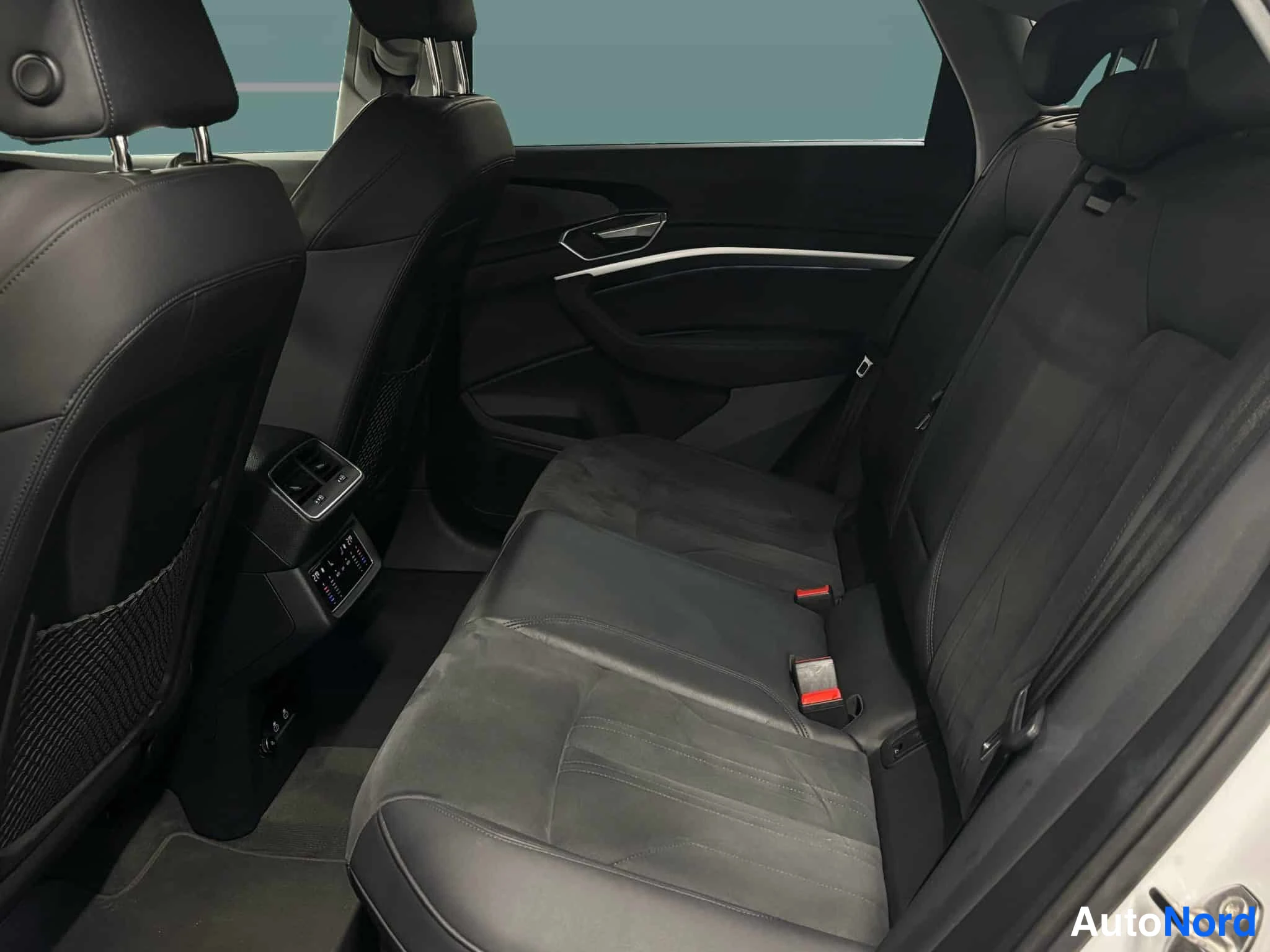 Valkoinen Audi e-tron 2022, takaistuimet, kuva 27