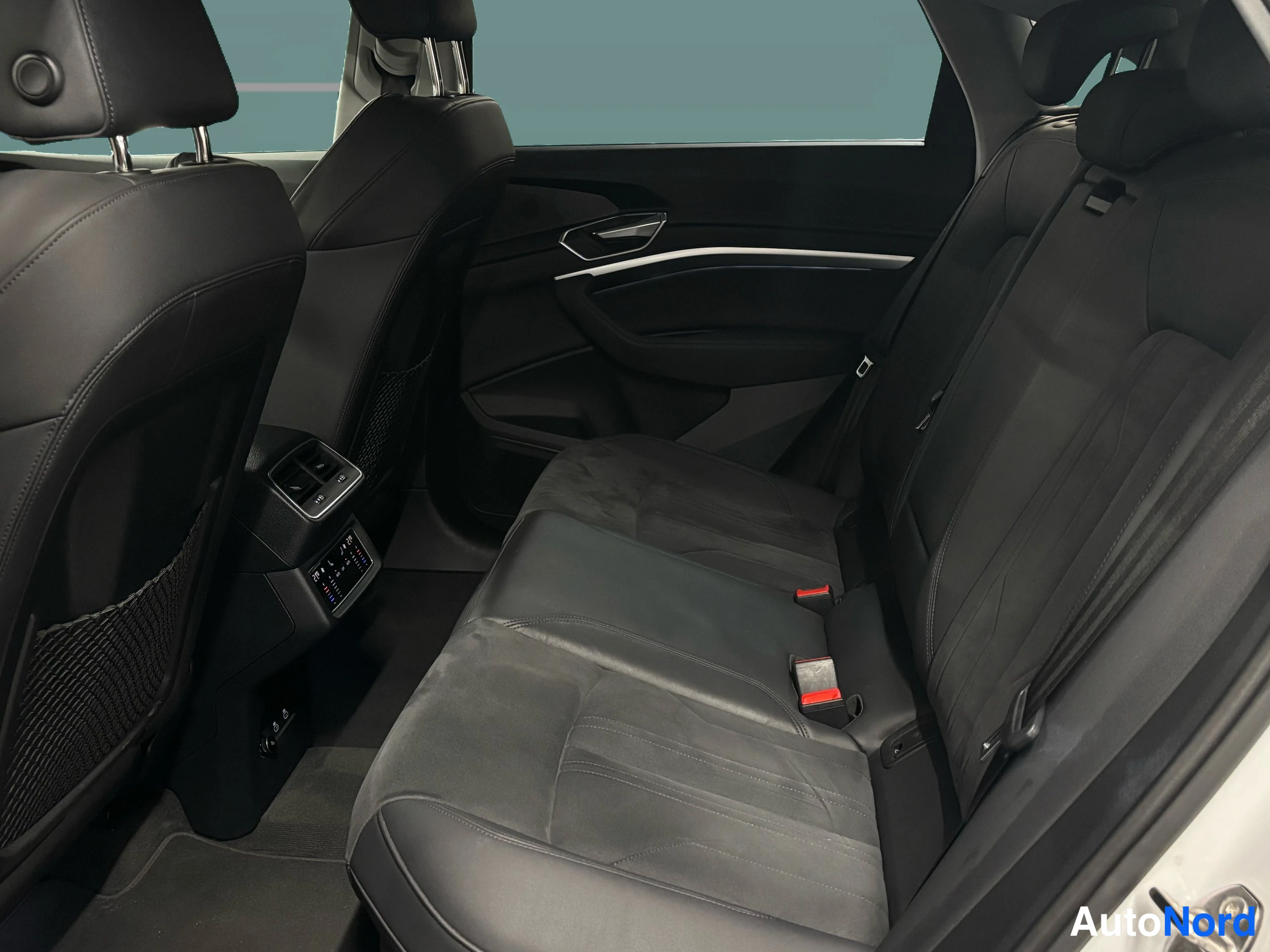 Valkoinen Audi e-tron 2022, takaistuimet, kuva 28