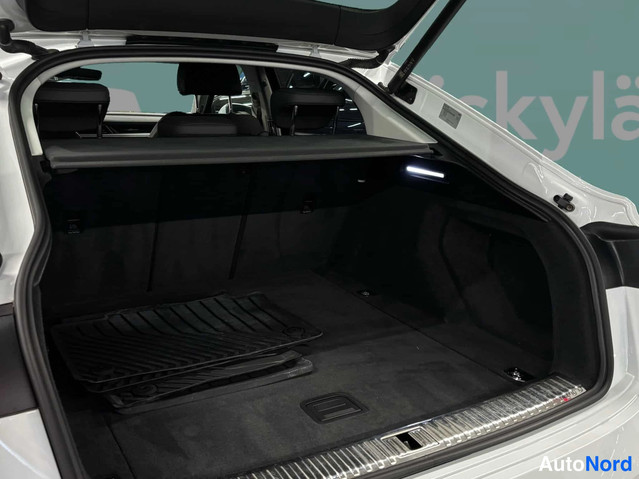 Valkoinen Audi e-tron 2022, tavaratila, kuva 30