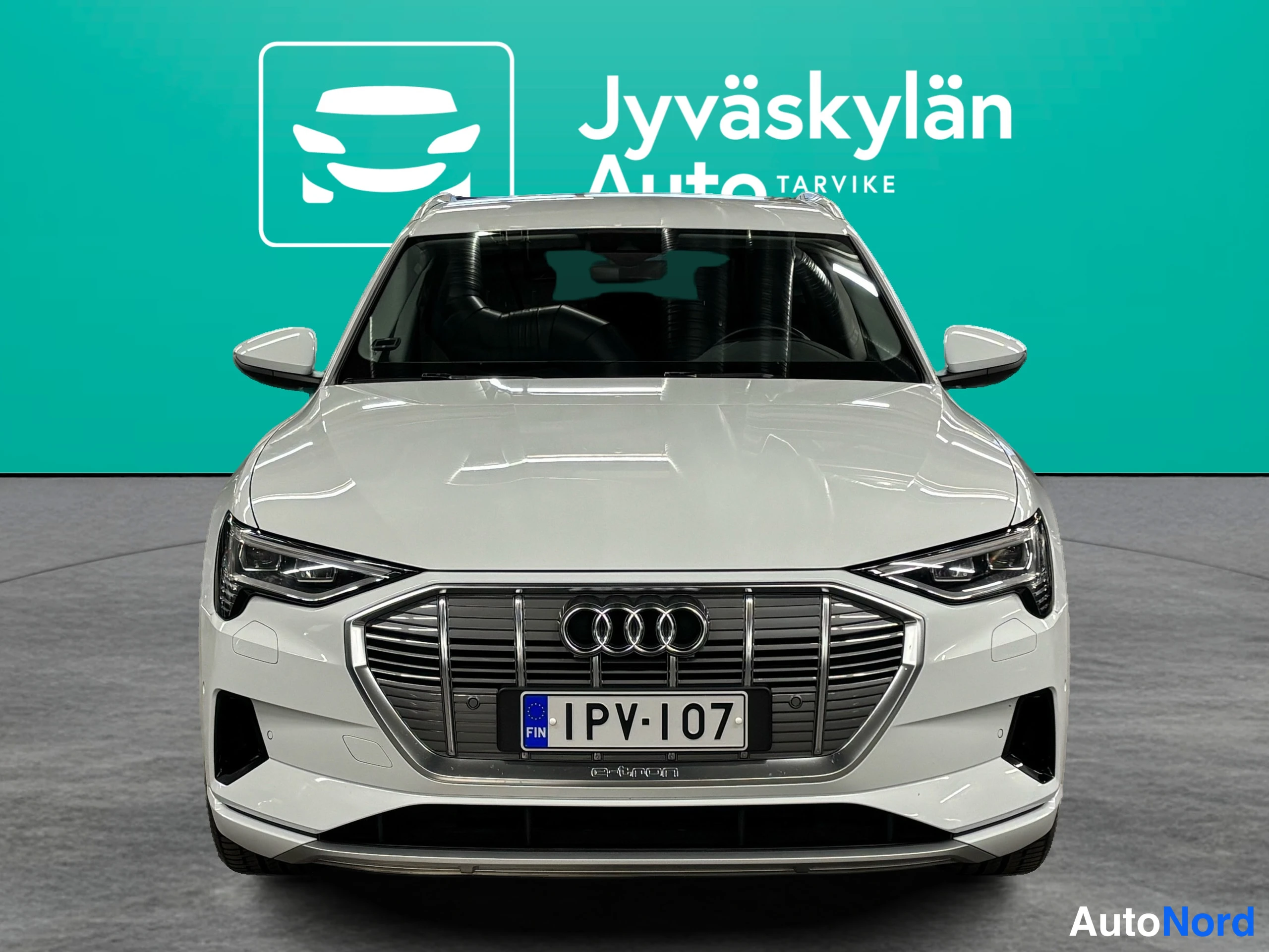 Valkoinen Audi e-tron 2022, edestä, kuva 7