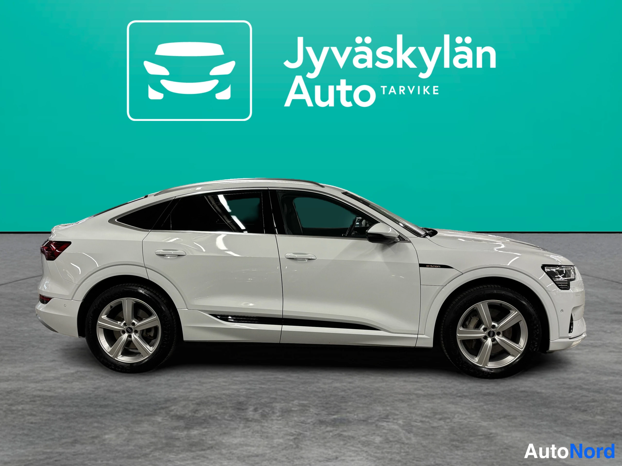 Valkoinen Audi e-tron 2022, etuviisto, keula oikealle, kuva 5