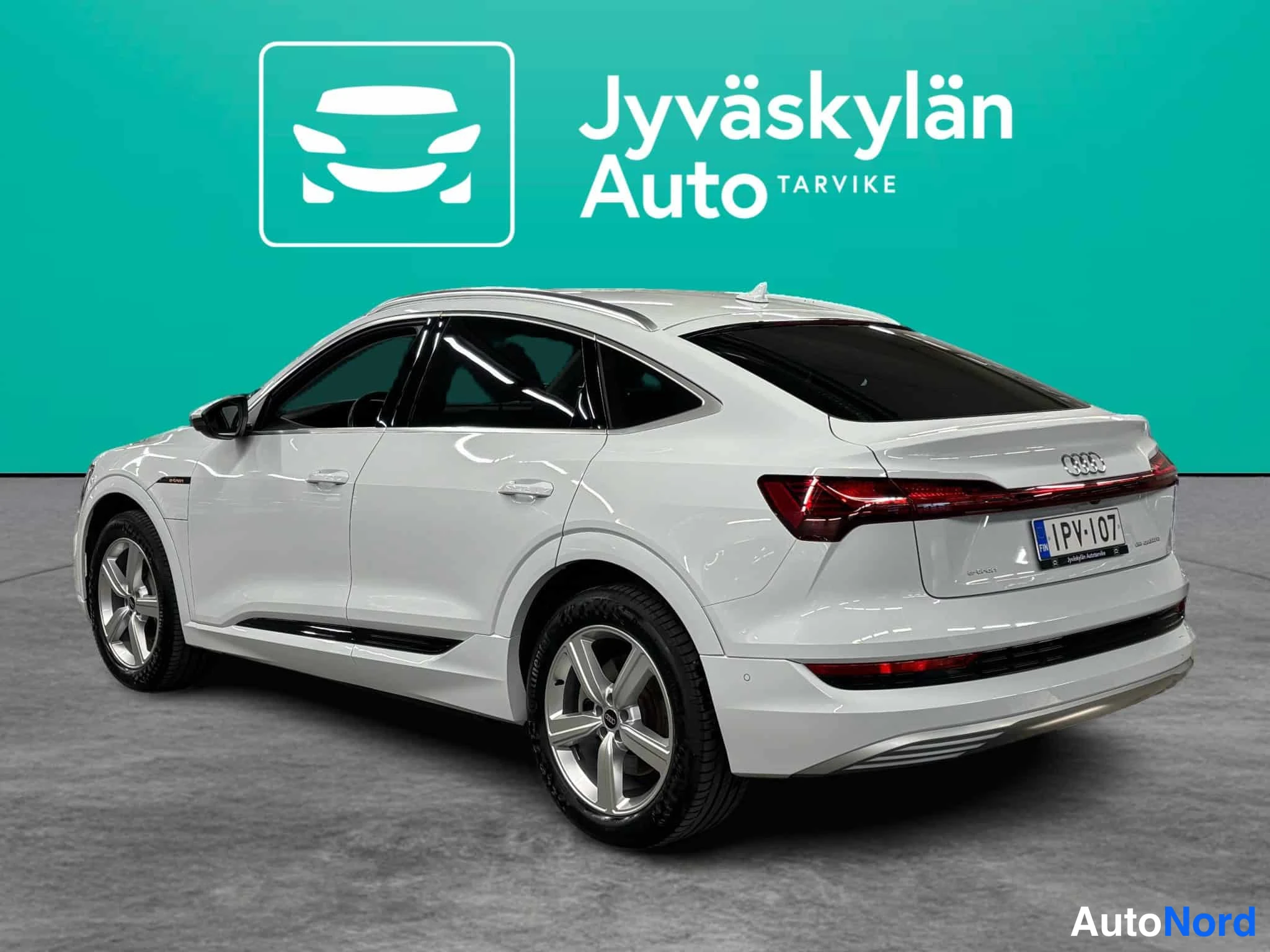 Valkoinen Audi e-tron 2022, takaviisto, kuva 11