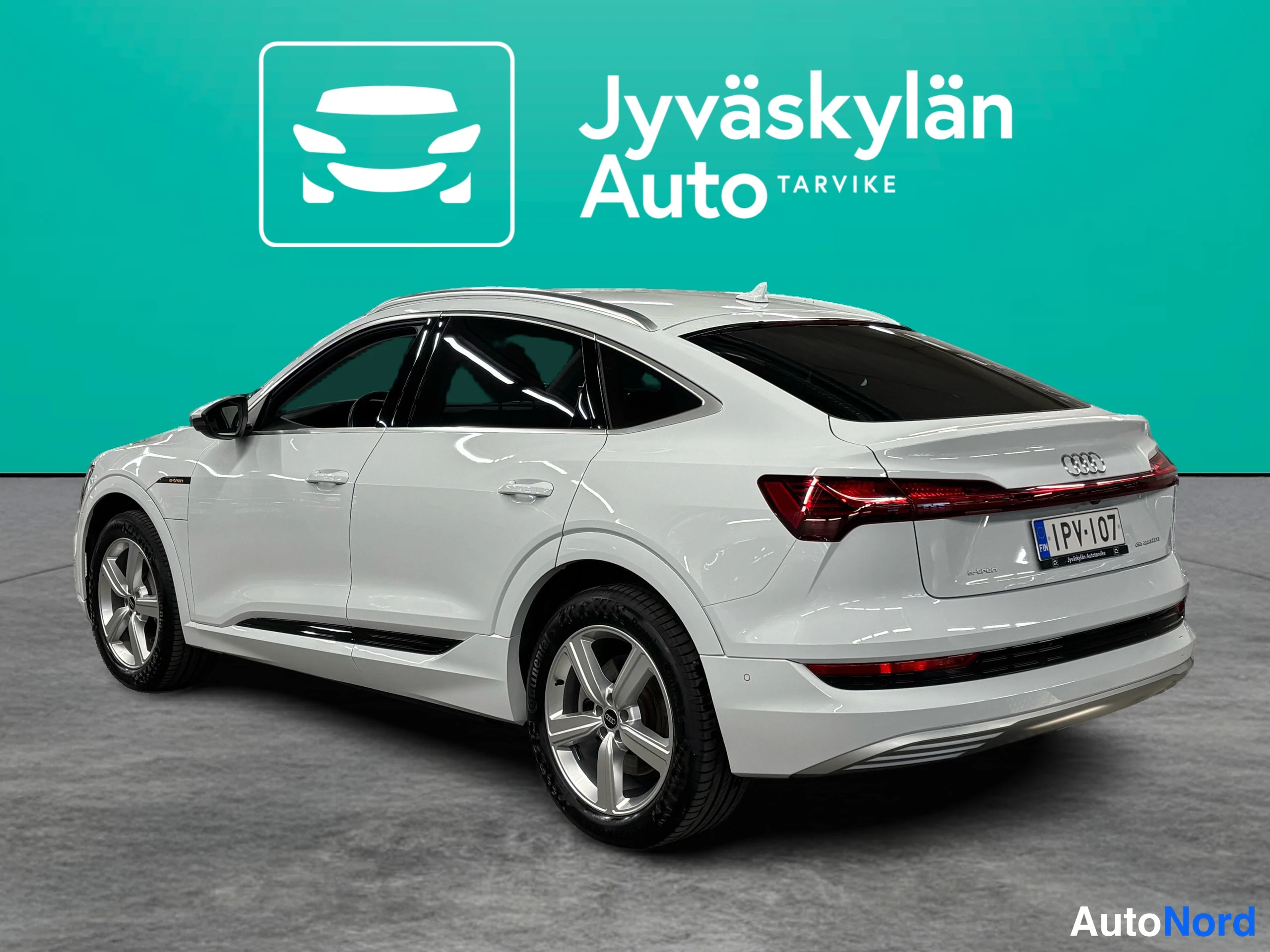 Valkoinen Audi e-tron 2022, takaviisto, kuva 8