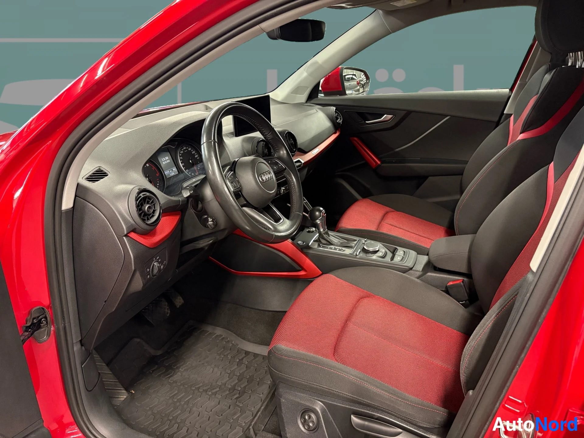 Red Audi Q2 2018, cockpit, photo 10