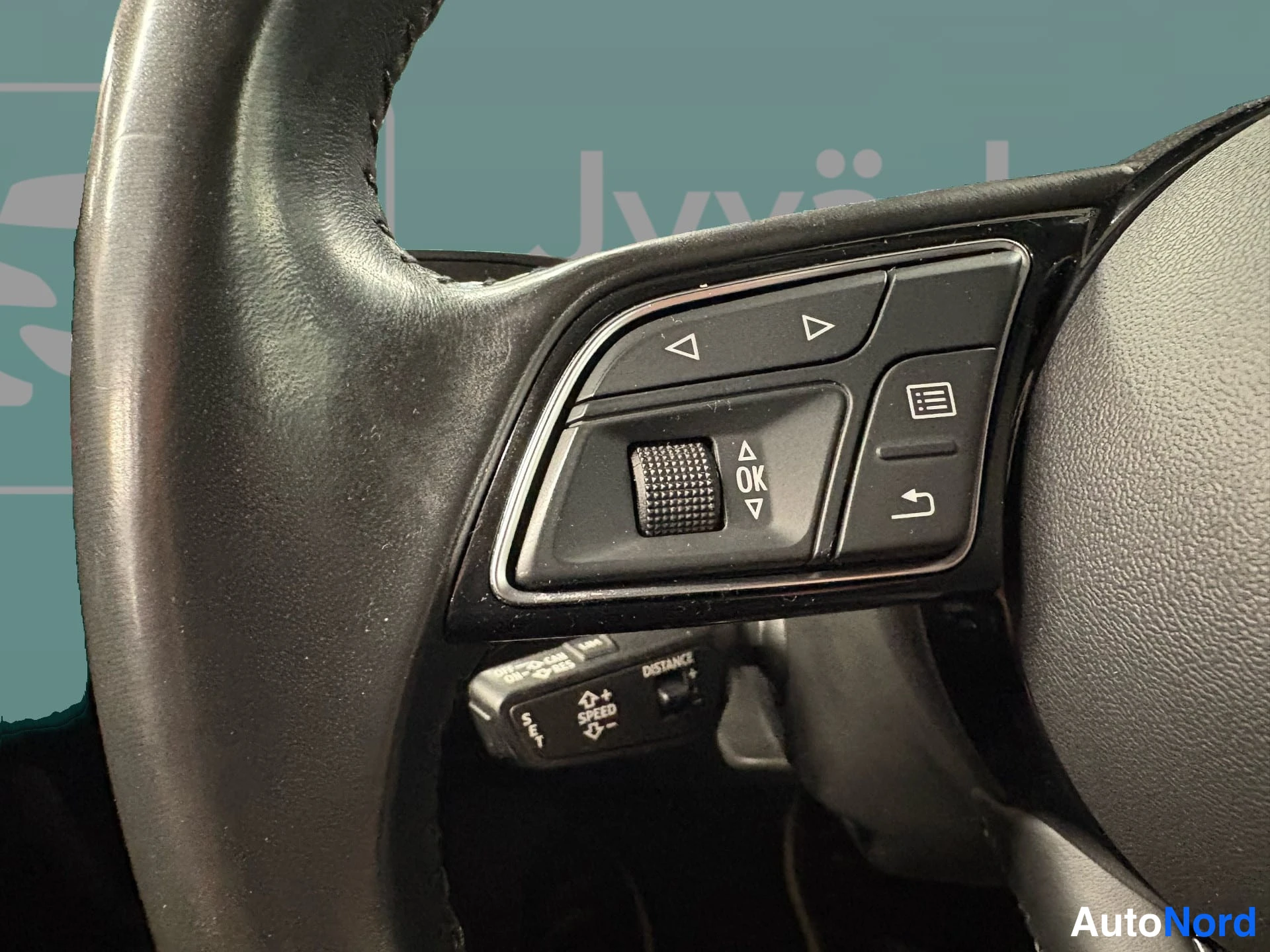 Red Audi Q2 2018, detail, photo 16