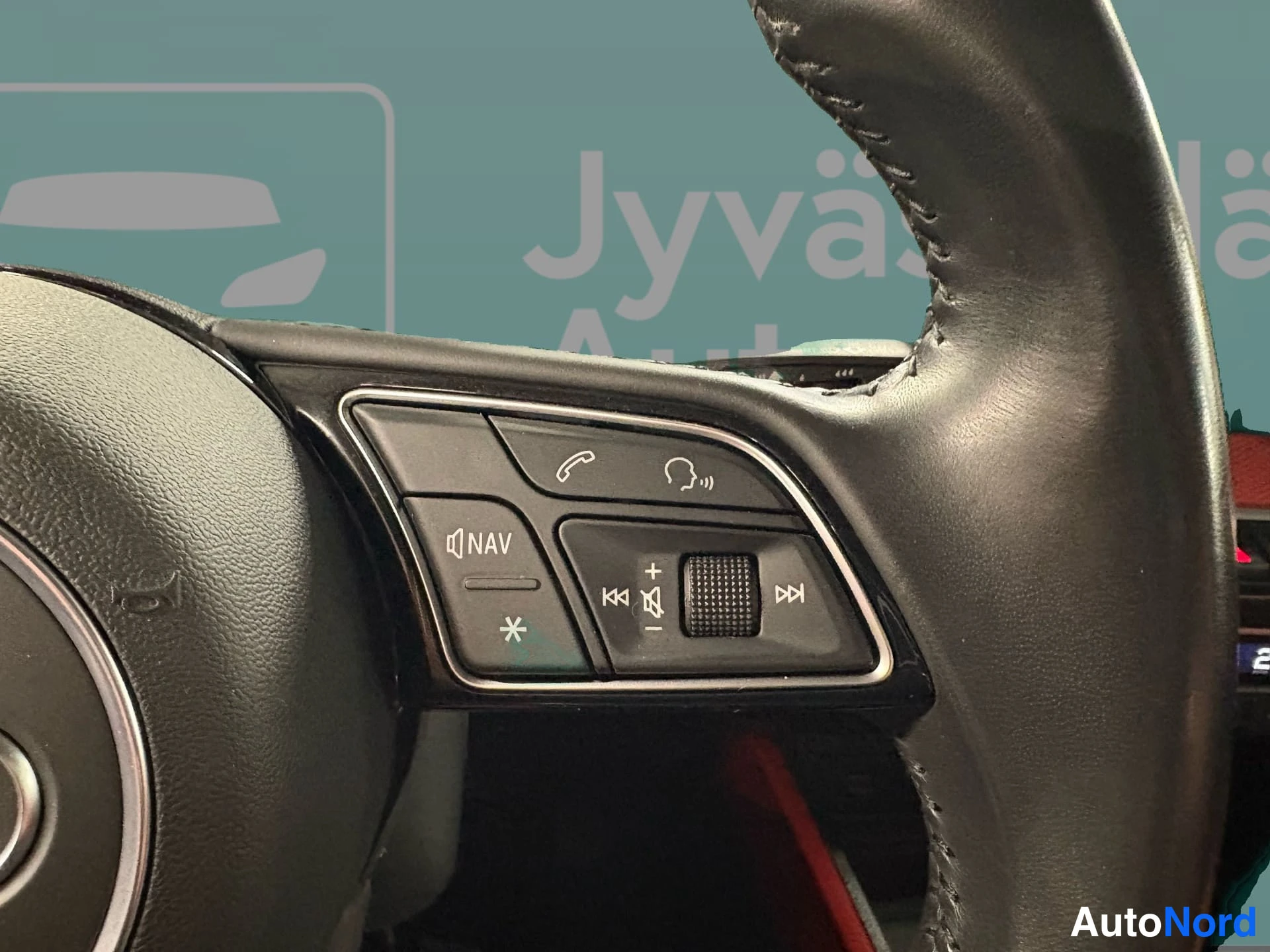 Red Audi Q2 2018, detail, photo 17