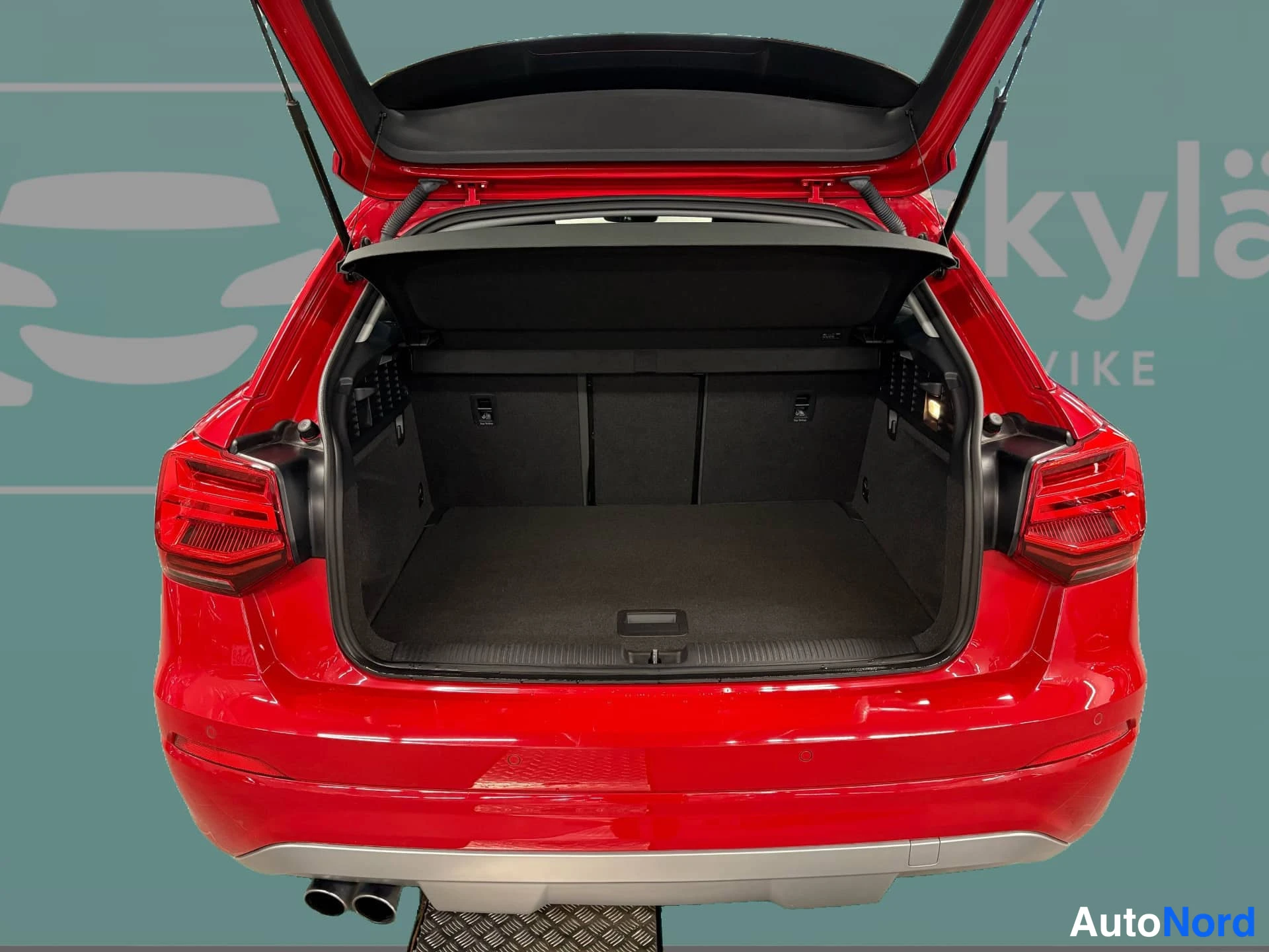 Red Audi Q2 2018, boot, photo 12