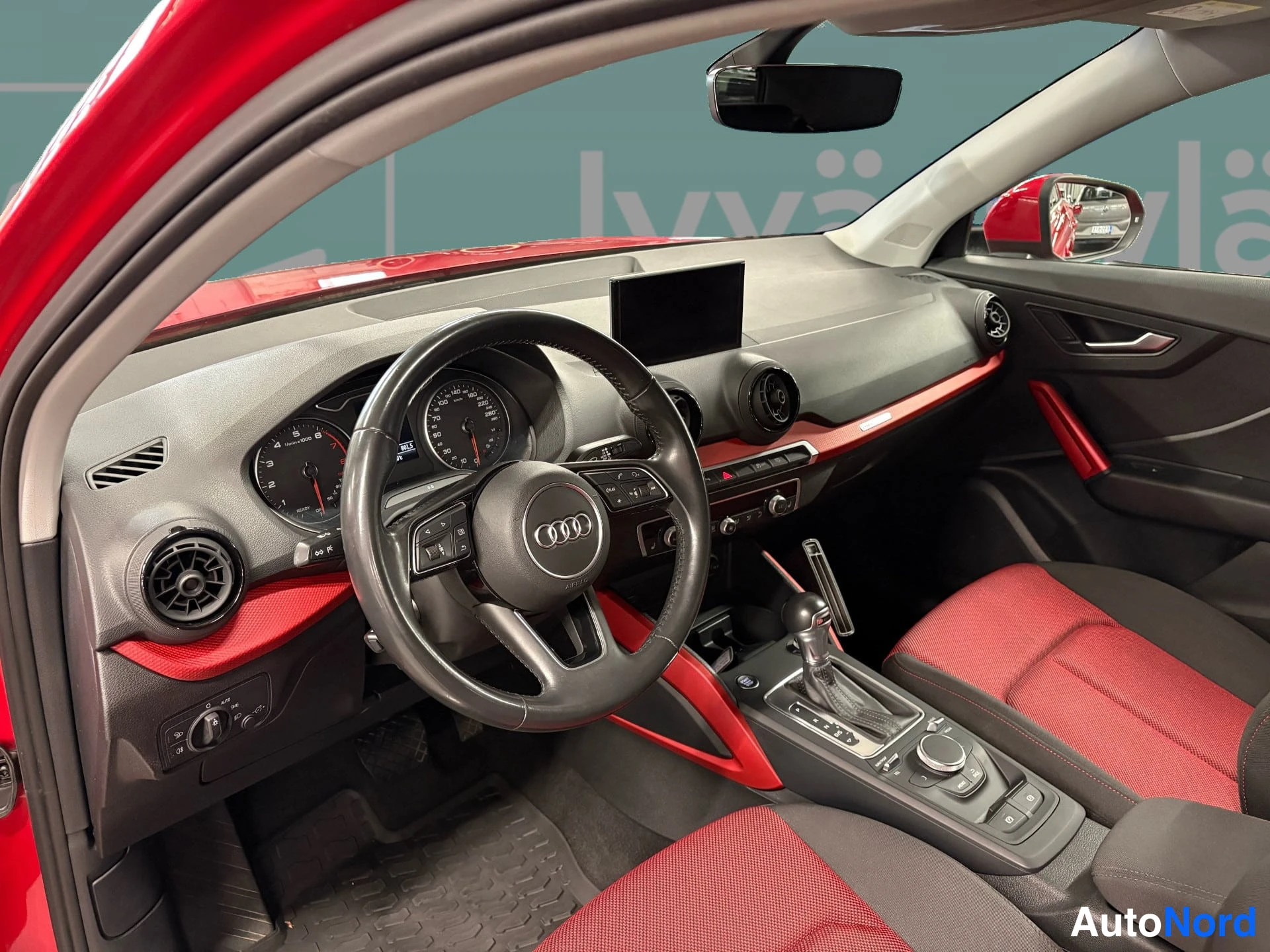 Red Audi Q2 2018, cockpit, photo 8
