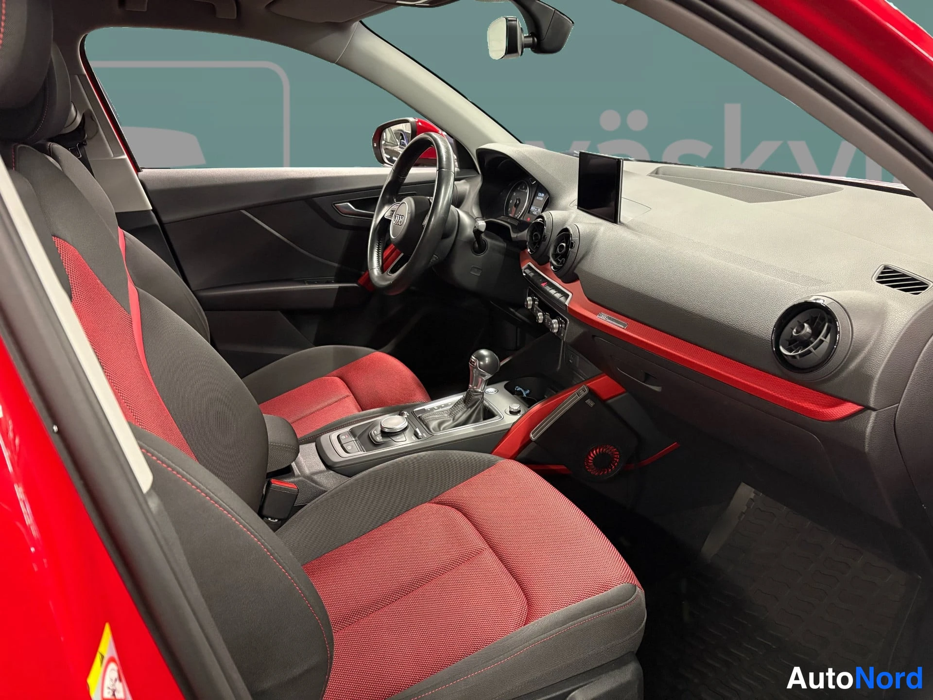 Red Audi Q2 2018, cockpit, photo 9