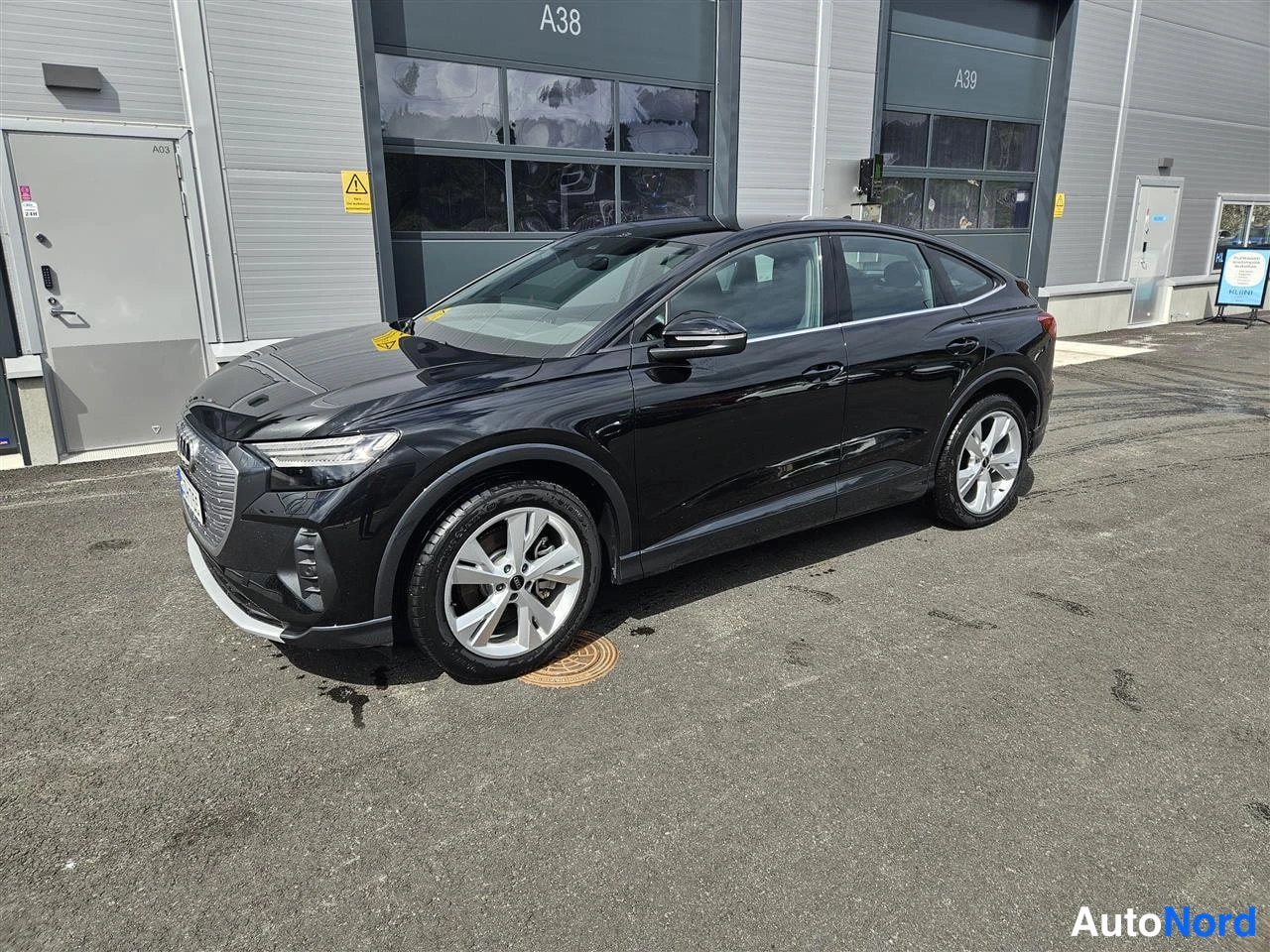 Musta Audi Q4 e-tron 2025, etuviisto, keula vasemmalle, kuva 2