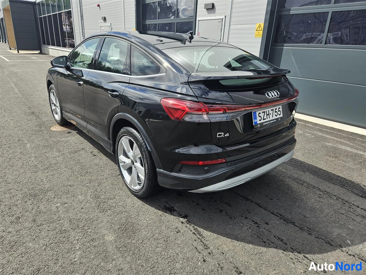 Musta Audi Q4 e-tron 2025, takaviisto, kuva 5