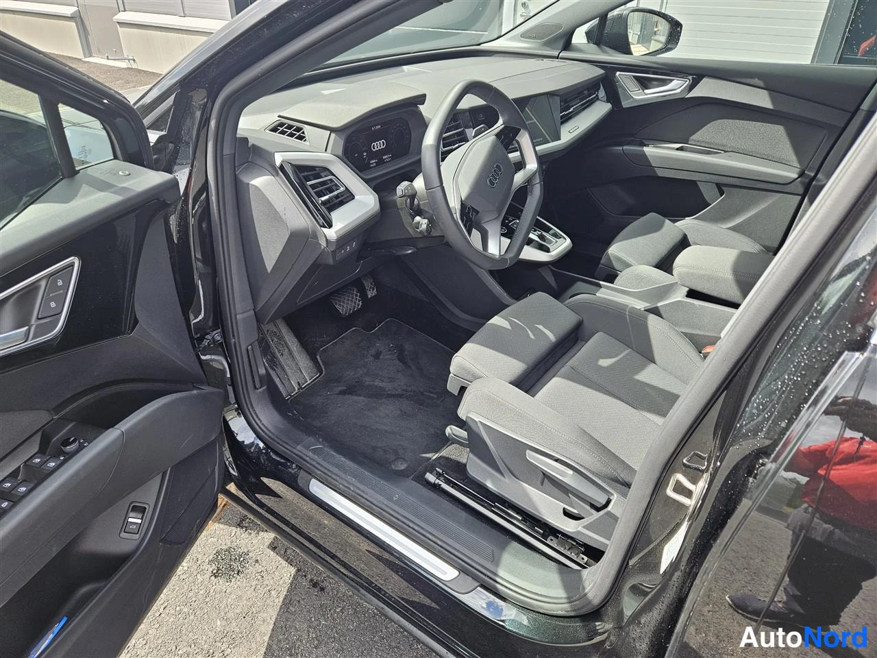 Musta Audi Q4 e-tron 2025, ohjaamo, kuva 8