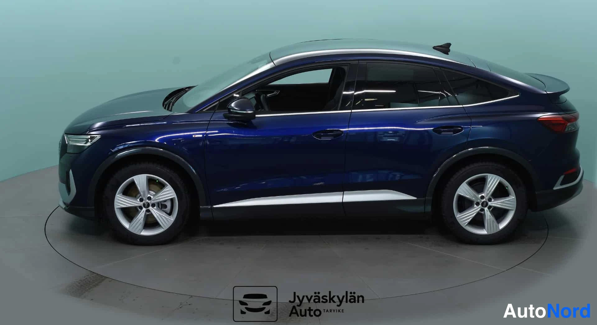 Sininen Audi Q4 e-tron 2024, sivulta, kuva 6