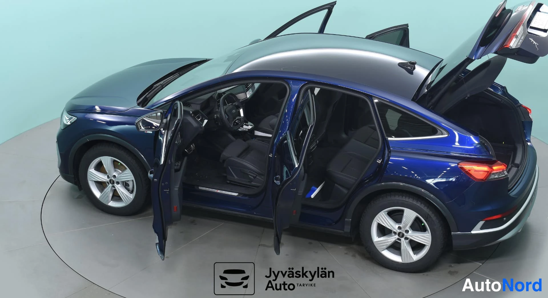 Sininen Audi Q4 e-tron 2024, etuviisto, keula vasemmalle, kuva 2