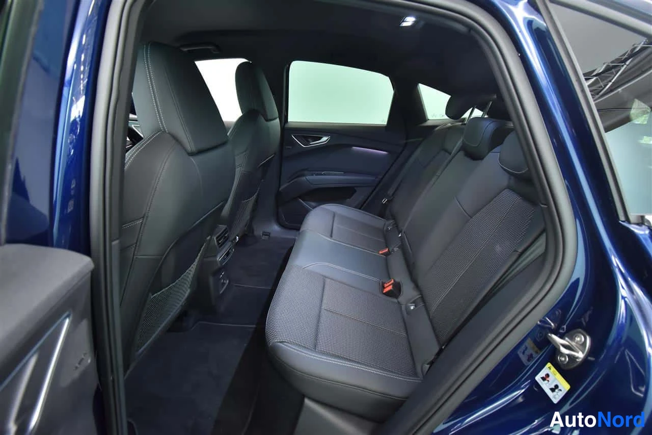 Sininen Audi Q4 e-tron 2024, takaistuimet, kuva 22