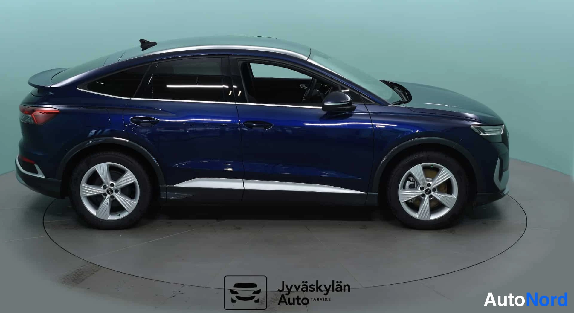 Sininen Audi Q4 e-tron 2024, sivulta, kuva 7